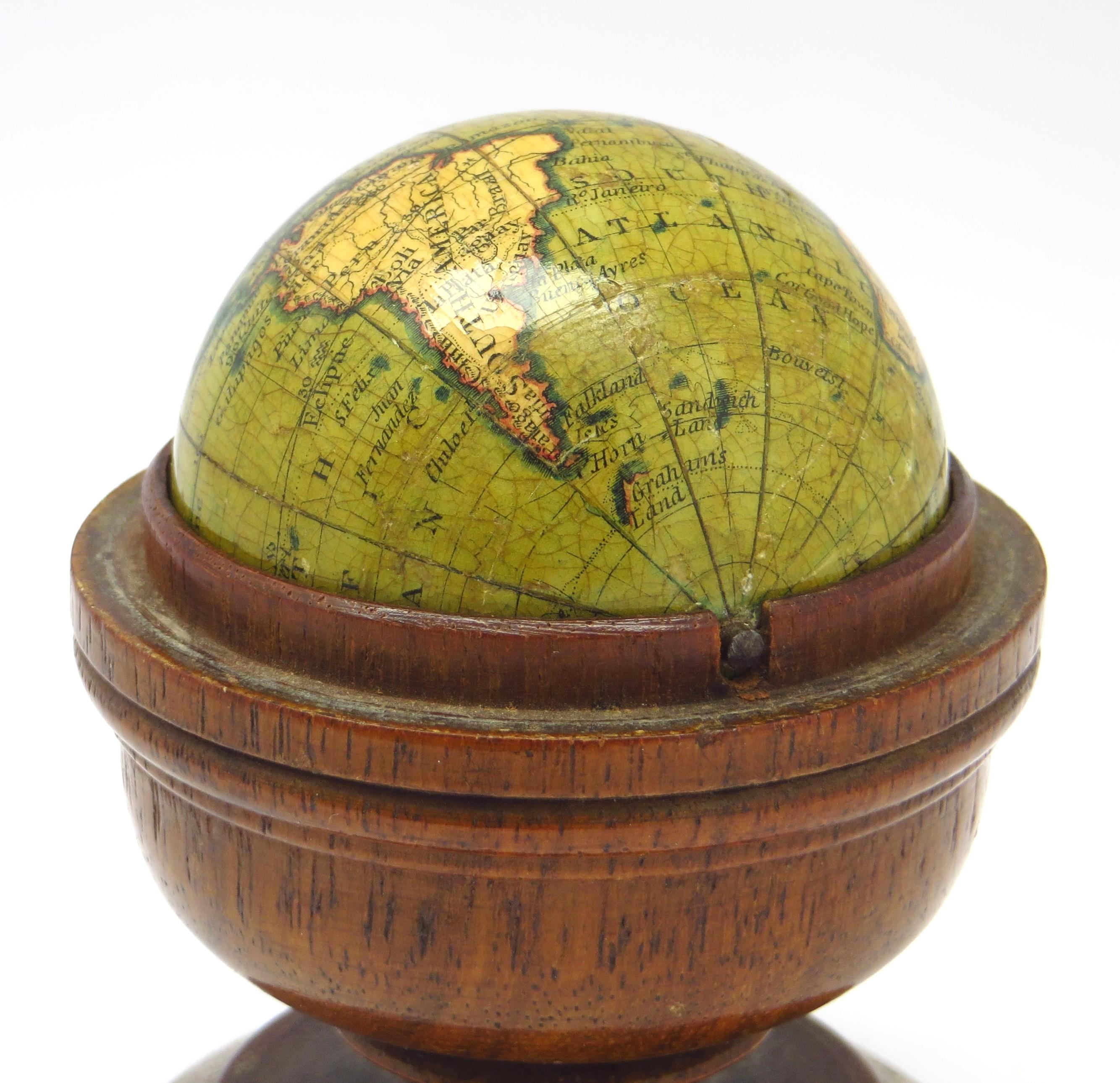 Globe miniature en hêtre atourné et teinté en vente 5