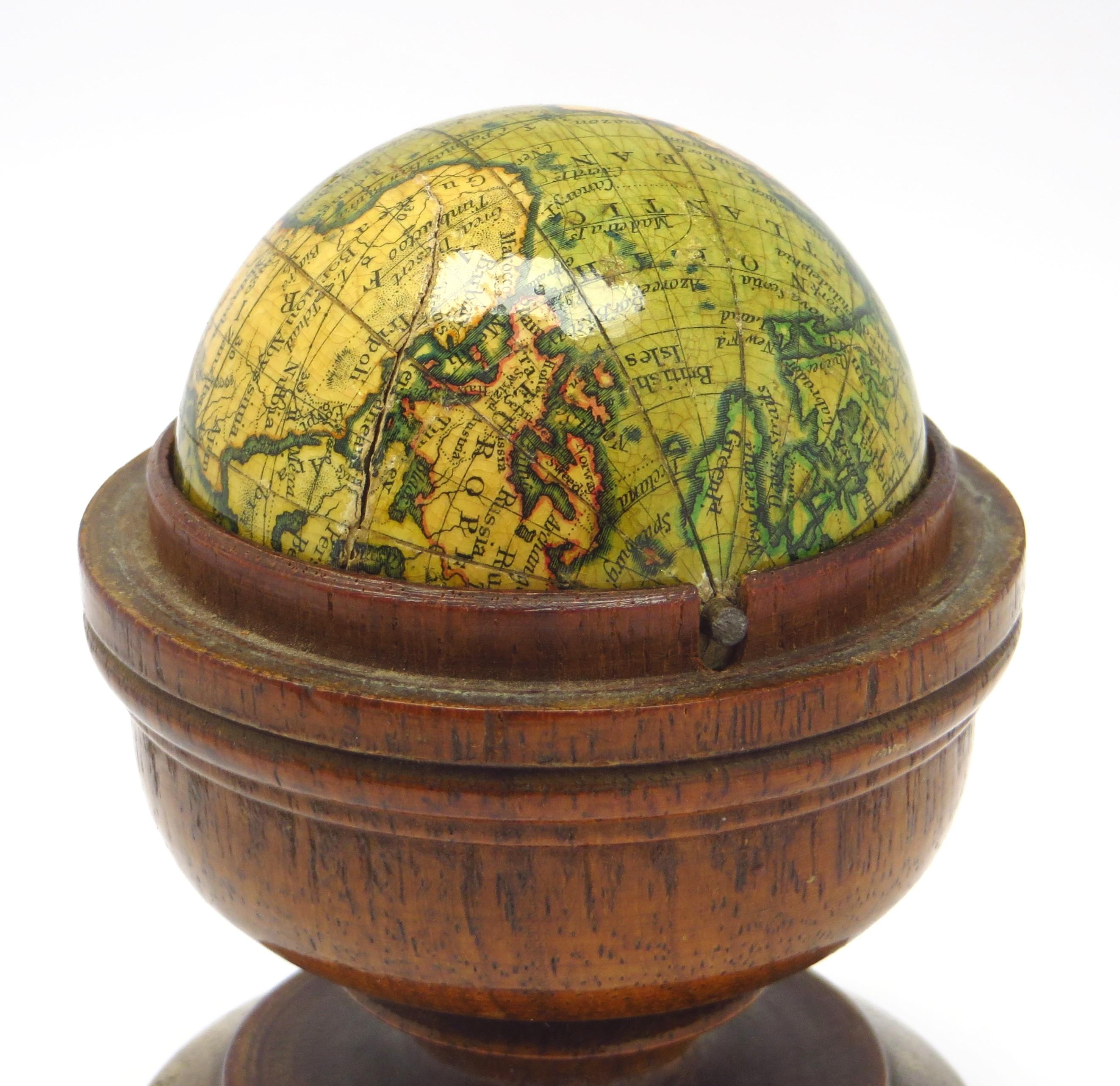 Globe miniature en hêtre atourné et teinté en vente 6