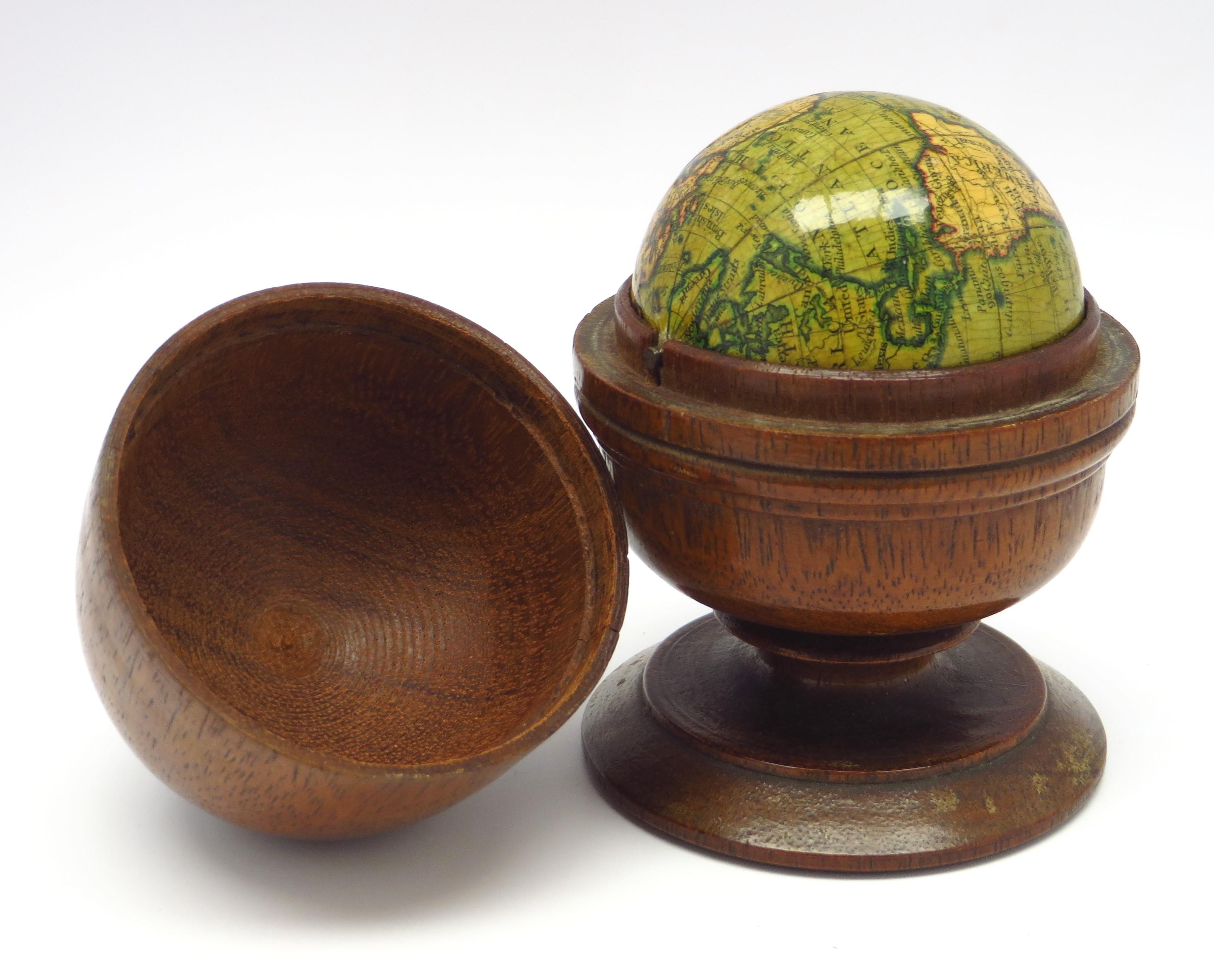 Globe miniature en hêtre atourné et teinté en vente 7