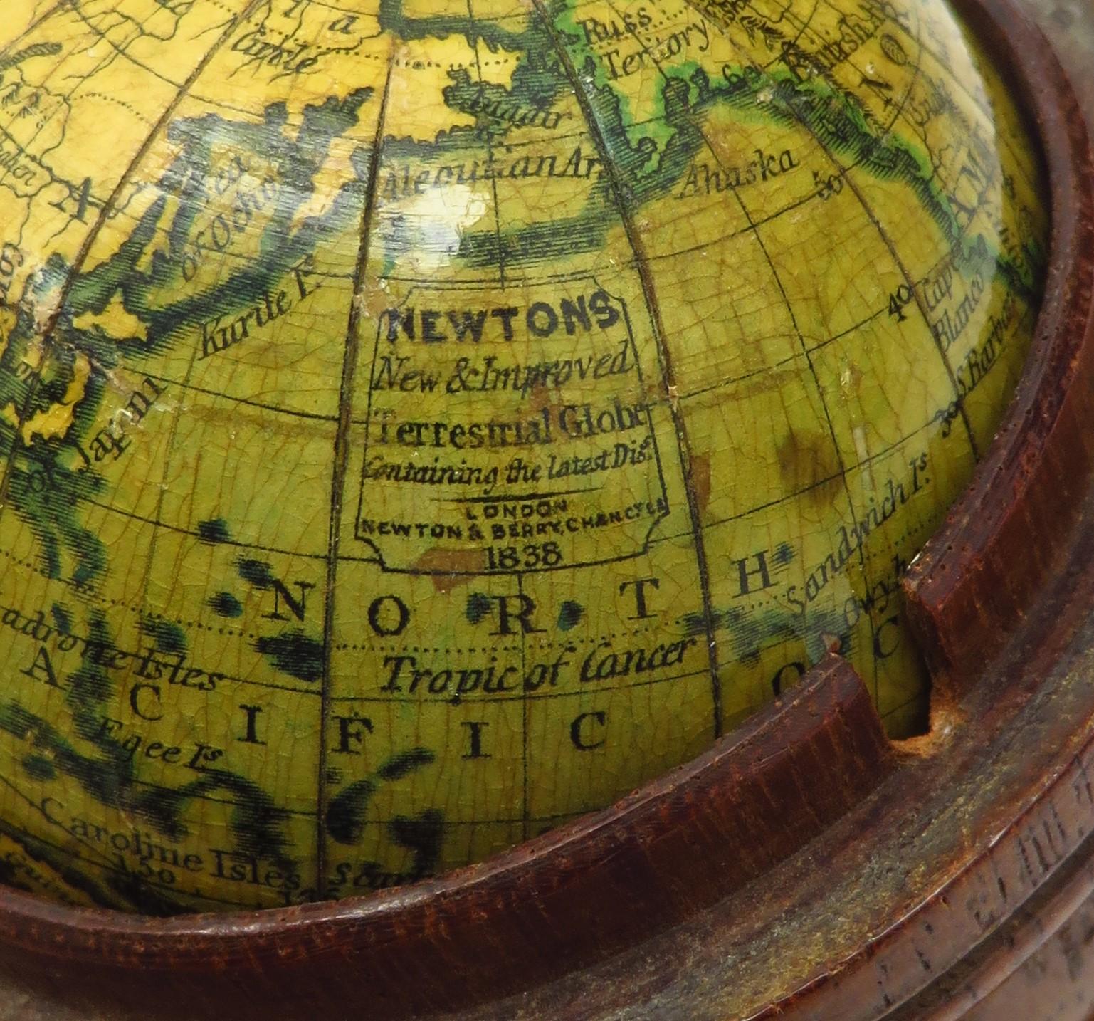 Globe miniature en hêtre atourné et teinté en vente 8