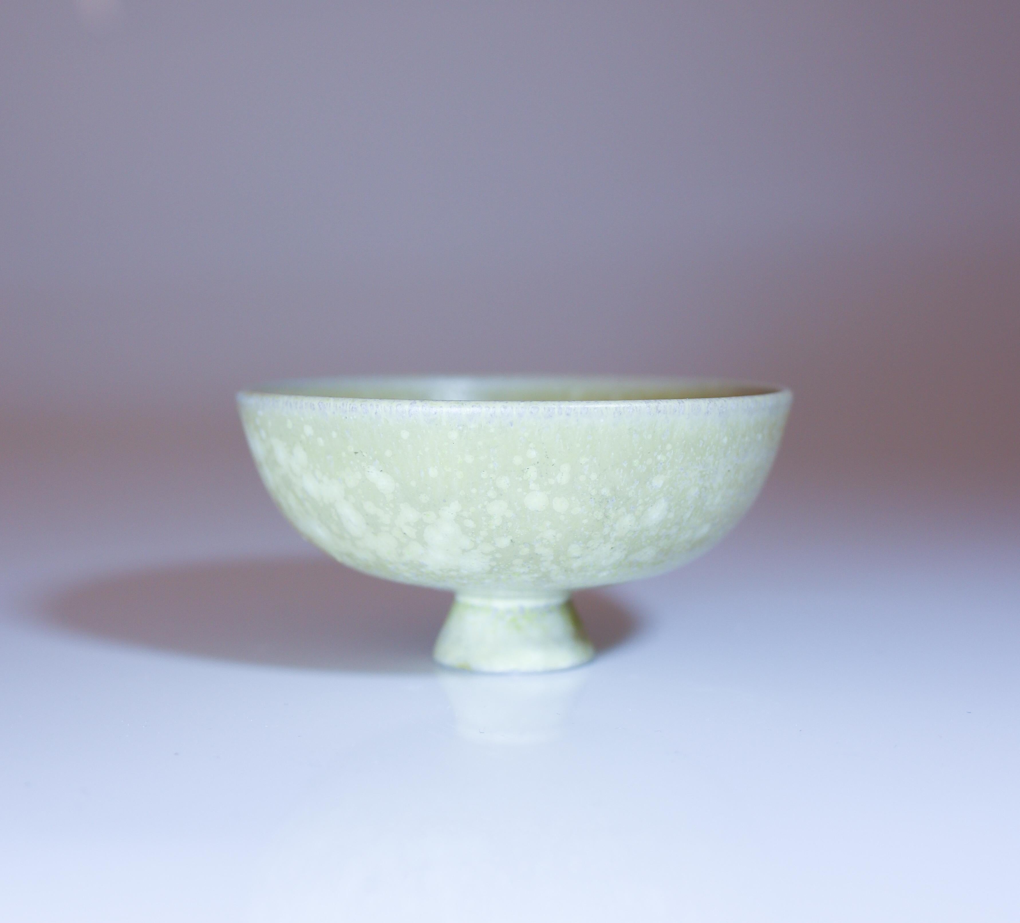 Un bol miniature avec une glaçure étonnante, conçu par Gunnar Nylund à Rörstrand. Le bol mesure 3,5 cm de haut et 6,8 cm de diamètre.  Elle est en excellent état. Il est marqué comme étant de 1ère qualité. 

Gunnar Nylund est né à Paris mais a