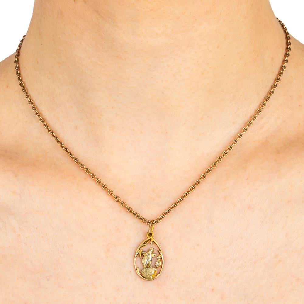 Ciondolo a forma di uovo di ispirazione russa, in argento dorato o vermeil traforato che raffigura un pulcino che esce dall'uovo, con incisione XB, per Xristos Boskrese, o Cristo è Risorto in russo. Ne è rimasto solo uno.

Di Marie Betteley,