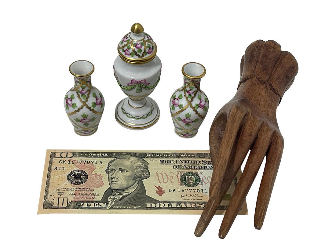 Set di porcellane Herend Ungheria in miniatura, anni '70 

Set di 3 vasi molto piccoli in porcellana di Herend Ungheria. Due vasi in miniatura dipinti con piccole rose e riccamente dorati nel motivo della Rosa di Sèvres con il numero 7108 SPROG 
Un