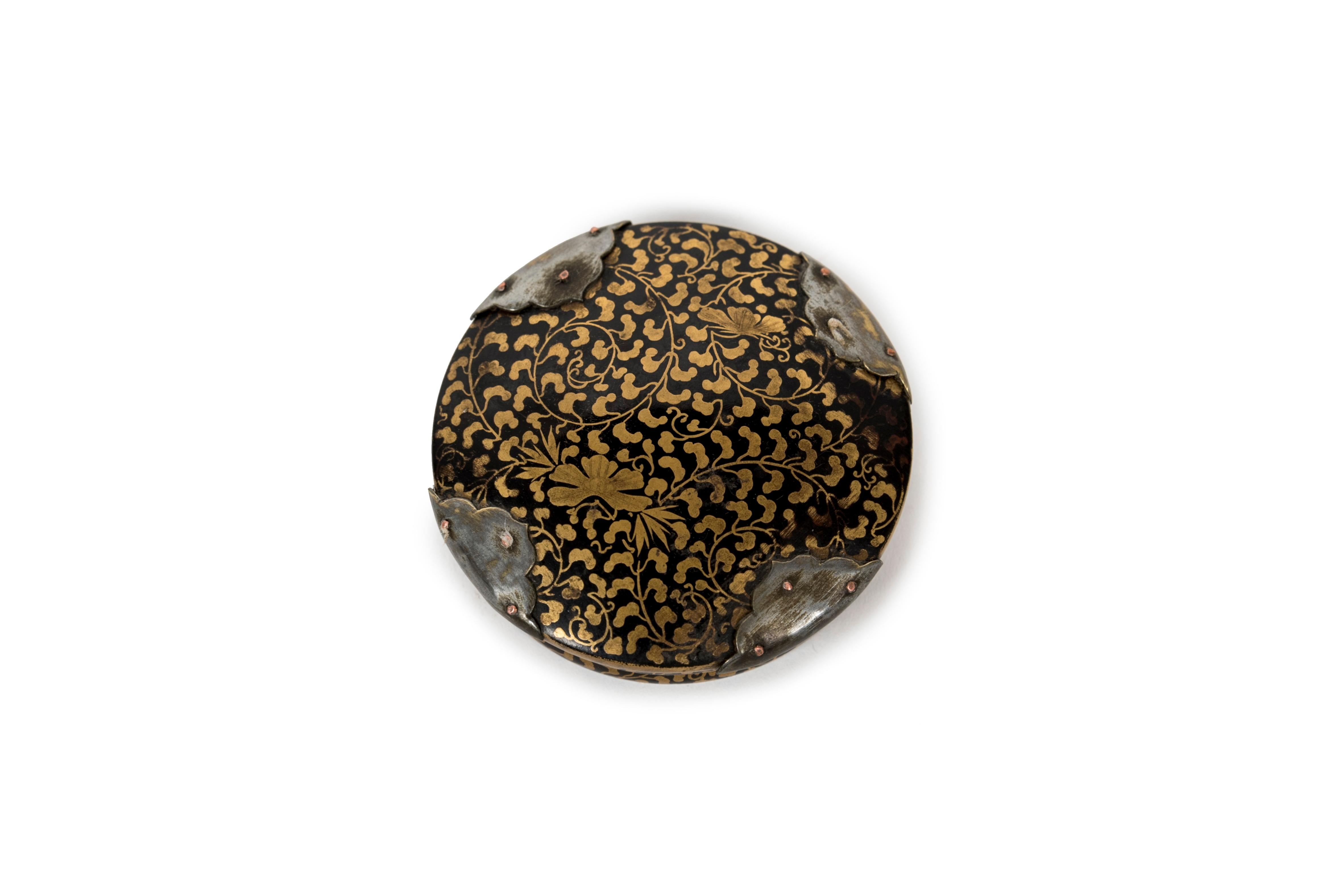 Small hokkai bako or kaioke seashells game box, of circular form with its four feet, its bronzes and cordon, decorated with a motive of flowers of gold lacquer on a black lacquer background. Presumably realized as part of a dollhouse and its set of