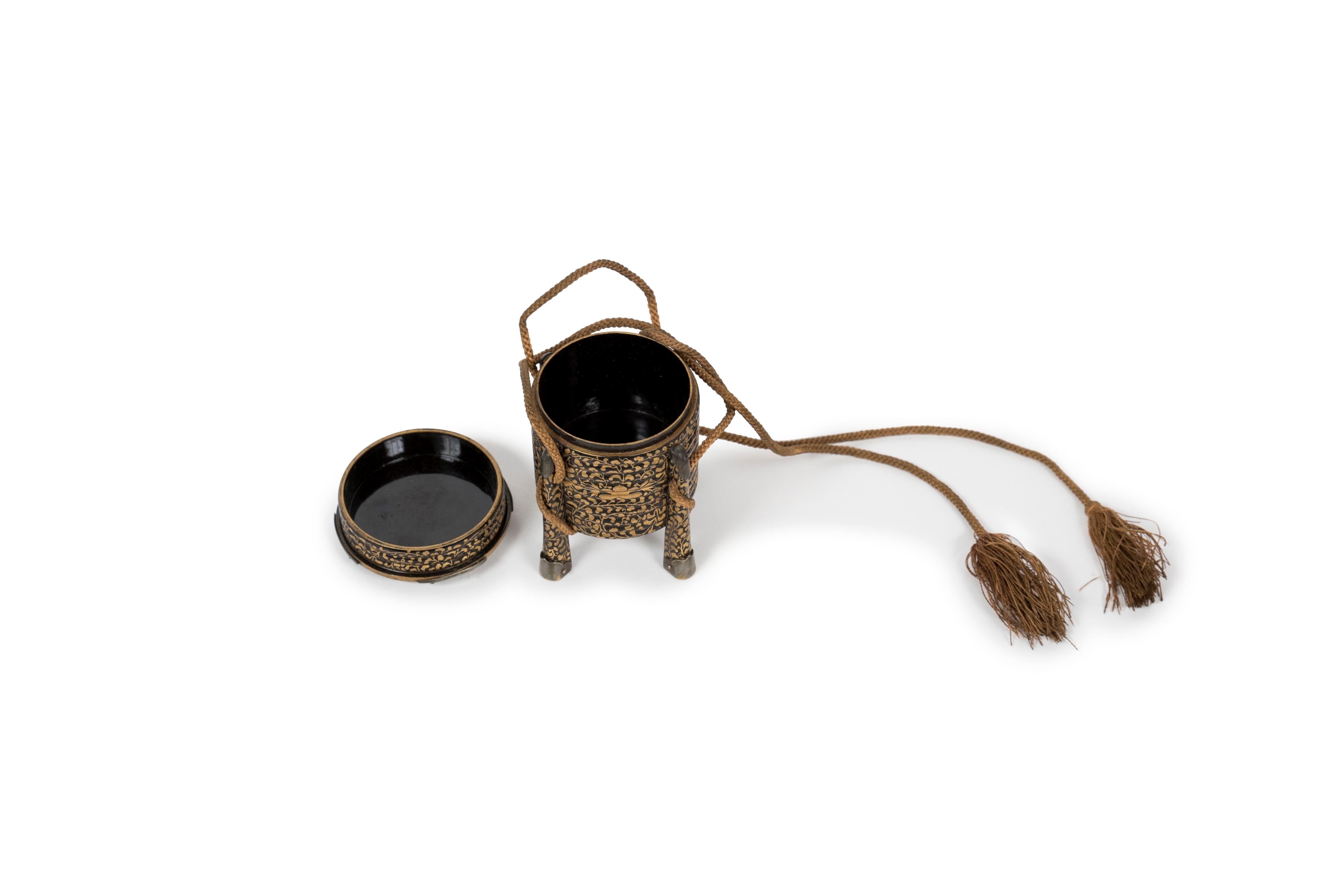 Miniature hokkai bako or kaioke, doll furniture replica of a traditional box In Excellent Condition For Sale In PARIS, FR
