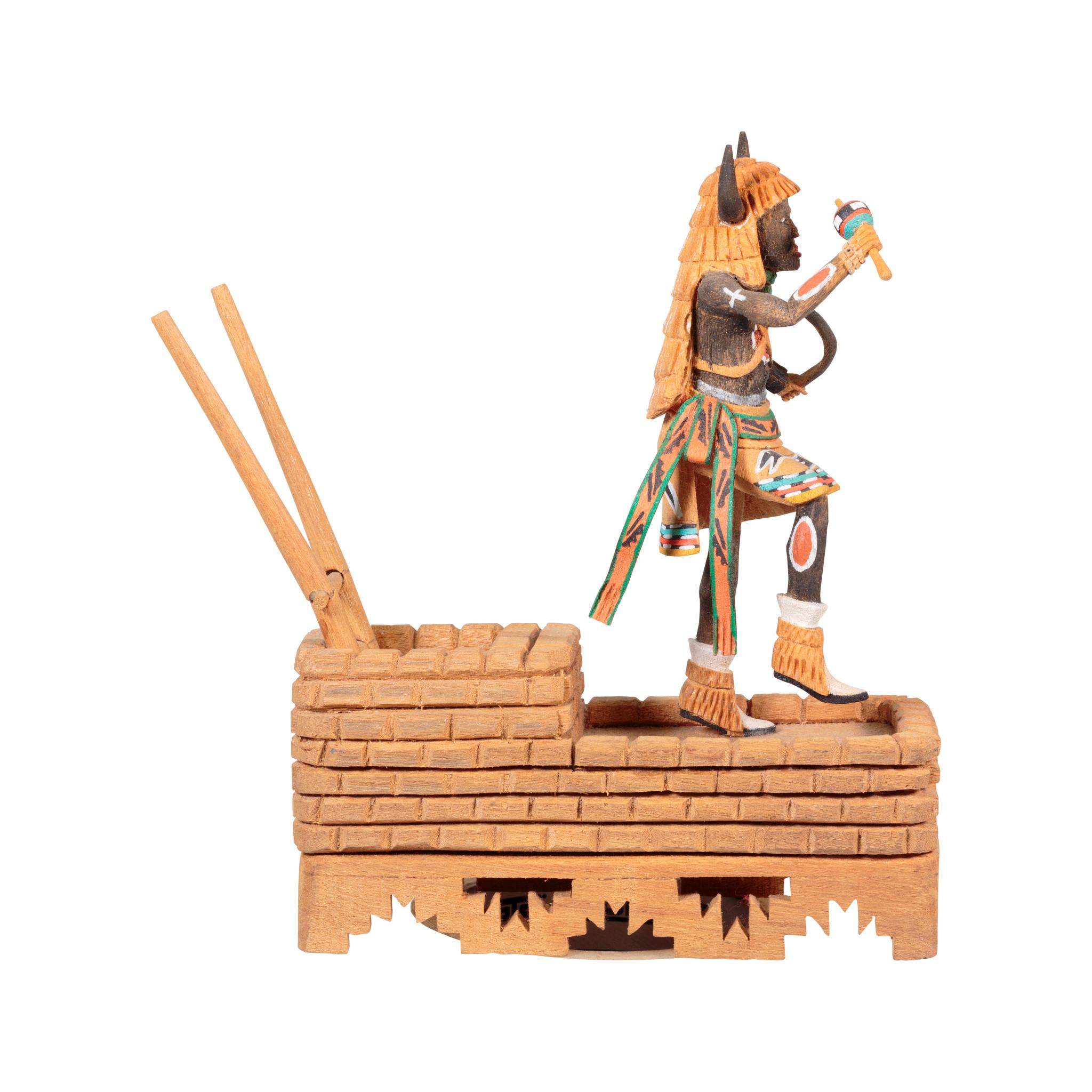 Miniatur-Hopi-Tanz-Kachina mit geschnitzter Kiva von Roy Coolidge III.

Zeitraum: Letzte Hälfte des 20. Jahrhunderts

Herkunft: Hopi

Größe: 8