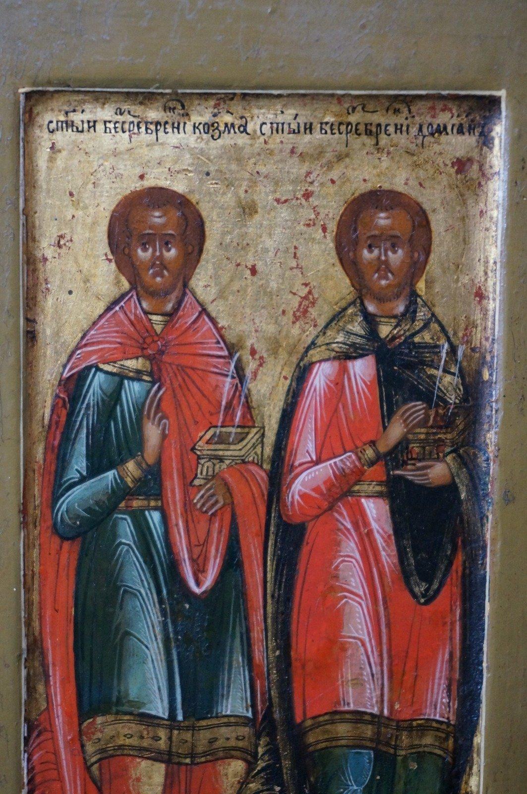 Mittelrussische Miniaturikone, die den heiligen arabischen Zwillingsbrüdern und Ärzten Cosmas und Damianus gewidmet ist. 

Cosmas und Damianus stammten aus Syrien. Sie waren so genannte Agioi Anargyroi (wörtlich: die, die kein Silber nehmen) und