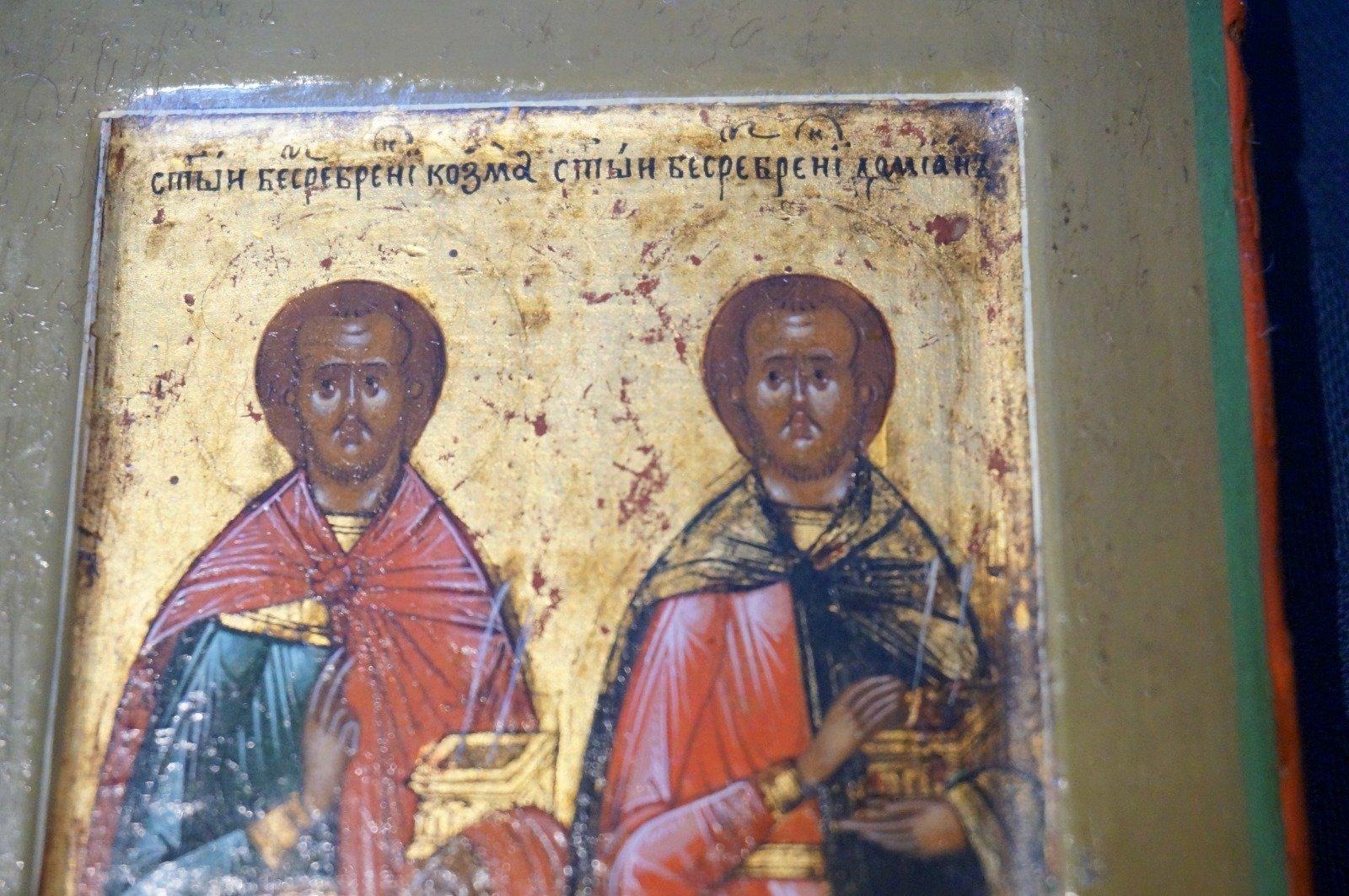 Miniatur-Ikone, die die Zwillingsbrüder und Ärzte Cosmas und Damian darstellt, 19. Jh. (Holz) im Angebot