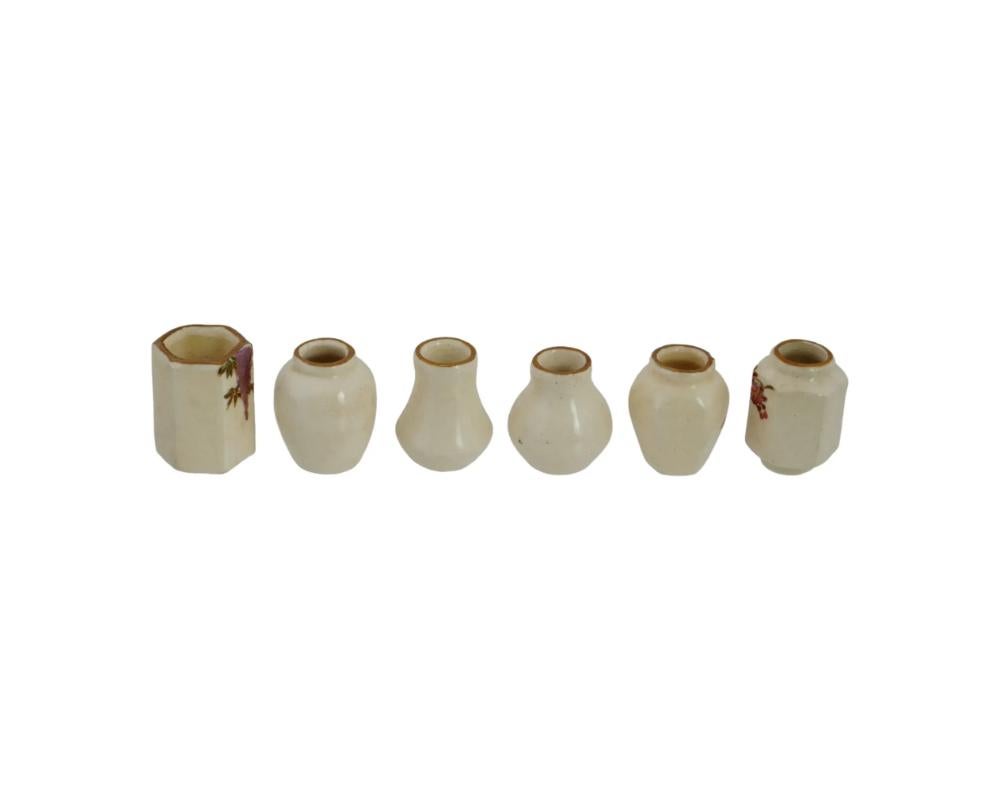 Miniatur Japanisch Meiji Satsuma Porzellan Vasen Set im Zustand „Gut“ im Angebot in New York, NY