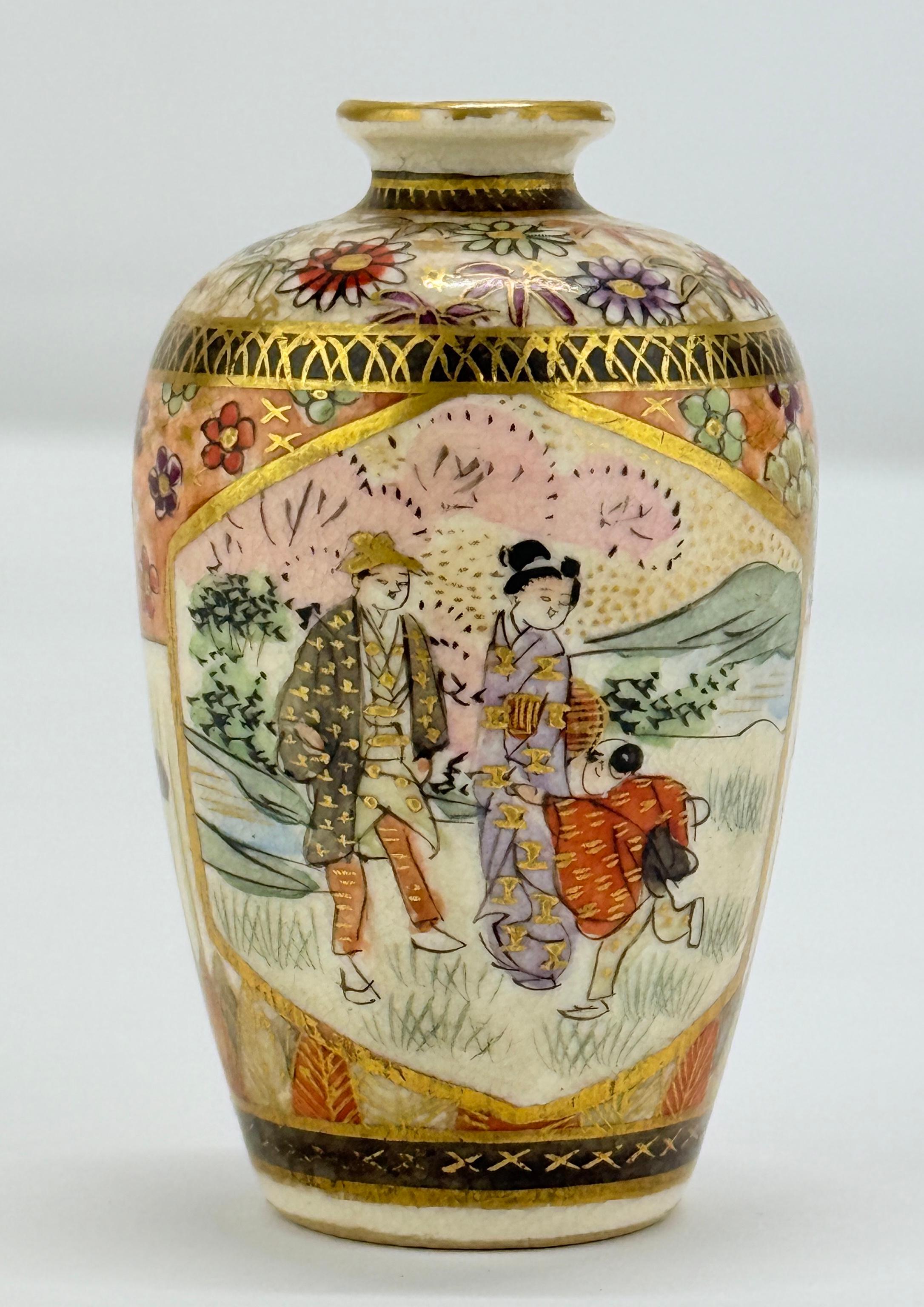 Ce vase de cabinet miniature en porcelaine de Satsuma, finement travaillé, date de l'ère Meiji et illustre l'art méticuleux des traditions céramiques japonaises. Délicat mais riche en détails, le vase présente deux scènes peintes par des experts,