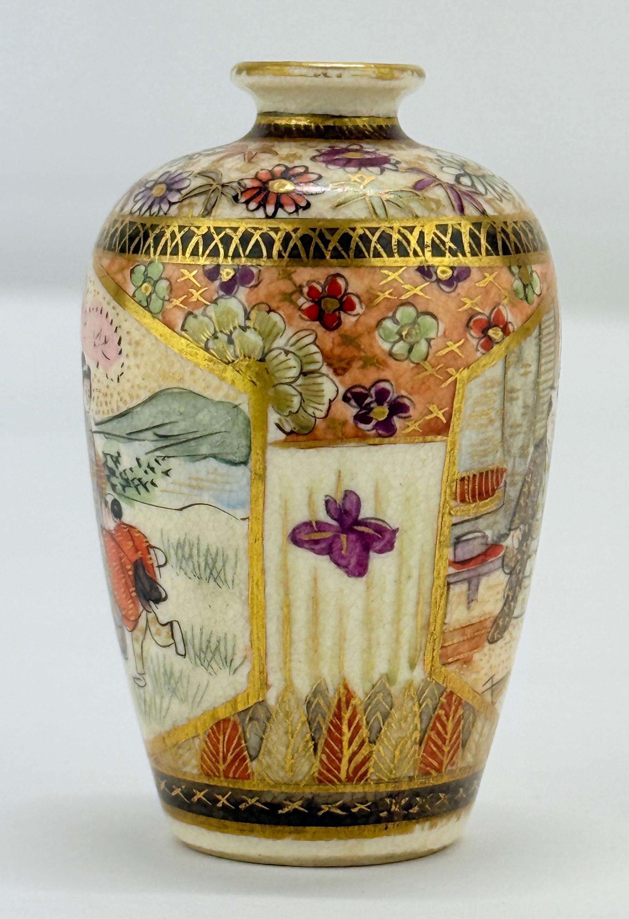 Japonais Vase d'armoire miniature en porcelaine de Satsuma - Signé, époque Meiji en vente
