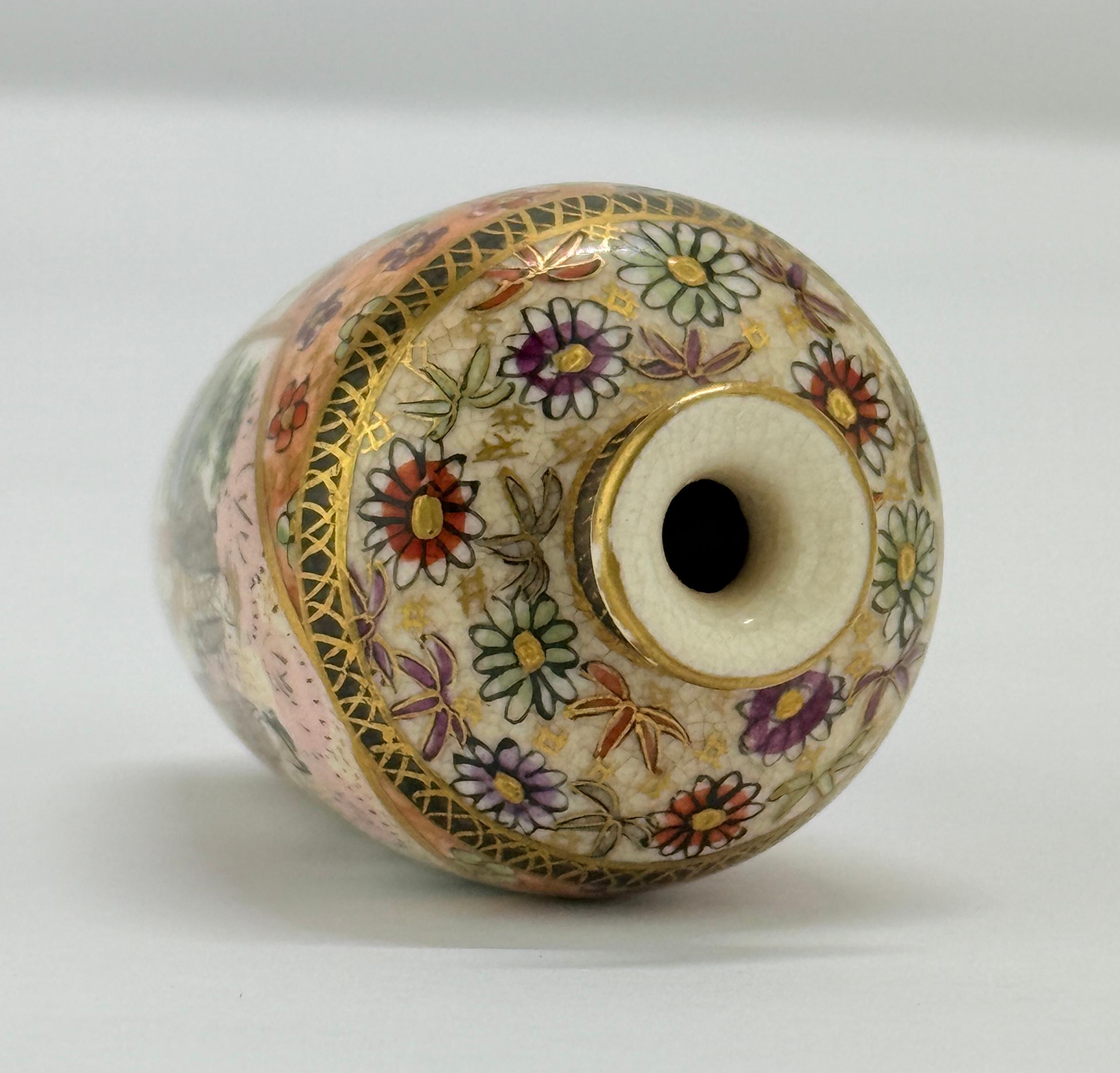 Porcelaine Vase d'armoire miniature en porcelaine de Satsuma - Signé, époque Meiji en vente
