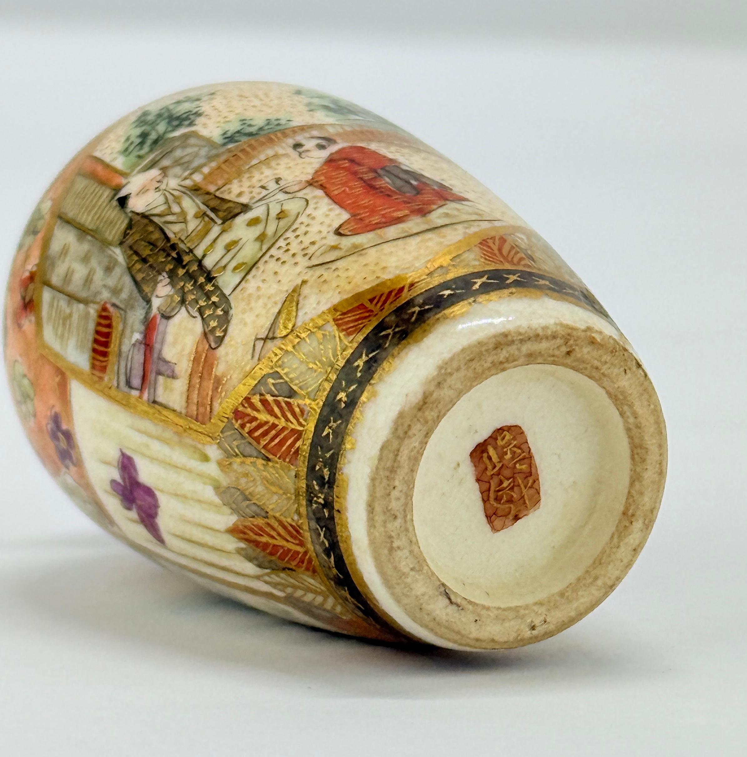 Vase d'armoire miniature en porcelaine de Satsuma - Signé, époque Meiji en vente 1