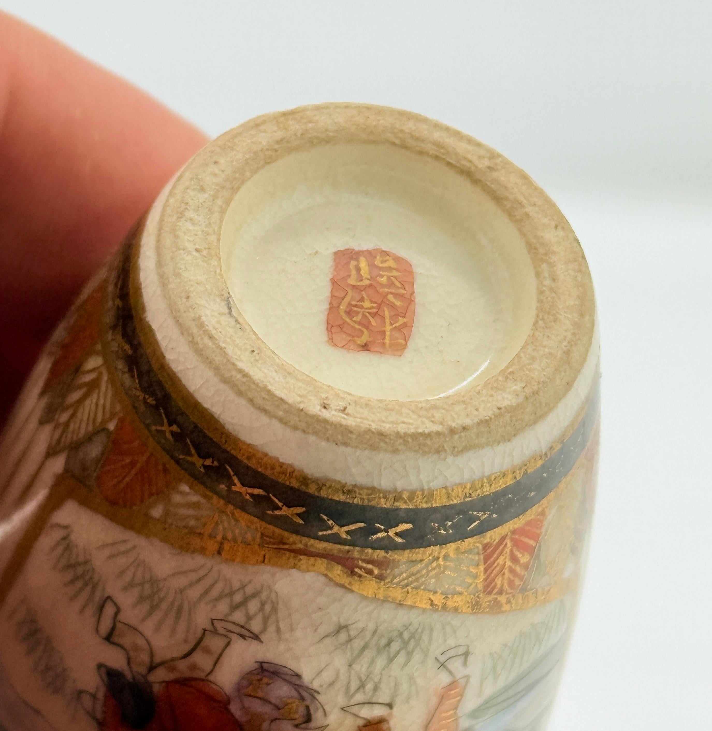 Vase d'armoire miniature en porcelaine de Satsuma - Signé, époque Meiji en vente 2