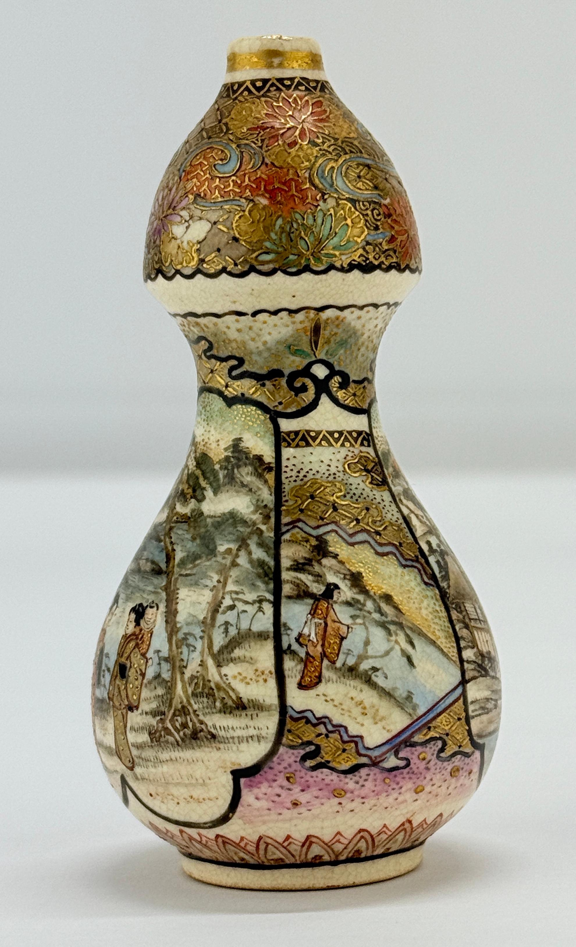 Questo raro e insolito vaso in miniatura di porcellana Satsuma a forma di zucca è un notevole esempio di artigianato dell'epoca Meiji. Sebbene non sia firmato, il vaso mostra un'eccezionale maestria con i suoi intricati dettagli, le scene narrative