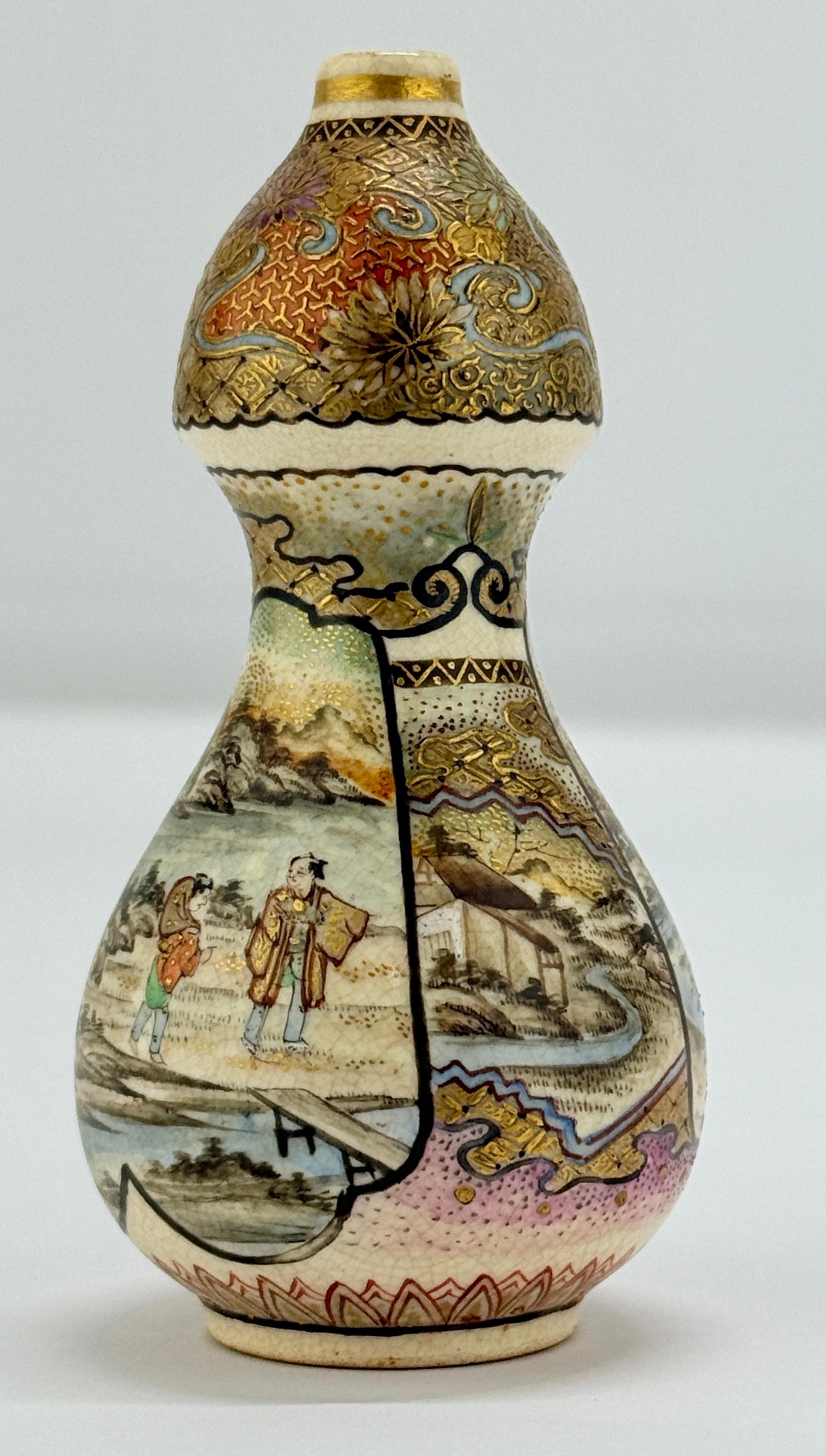 XX secolo Miniatura giapponese in porcellana di Satsuma a forma di zucca Vaso da armadio dell'epoca Meiji in vendita