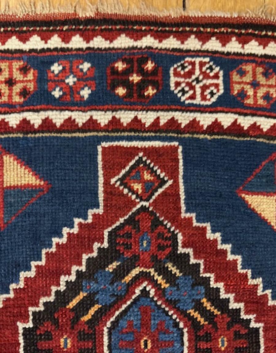 Kasachischer Miniaturgebetsteppich aus dem Südwestkaukasus

Alter: ca. 1890

Größe: 2′.9″x2′.0″ (84×61 cm)

Diese ungewöhnliche Miniatur kaukasischen Gebetsteppich verfügt über ein blaues Feld mit einem gestuften roten Medaillon.innerhalb des