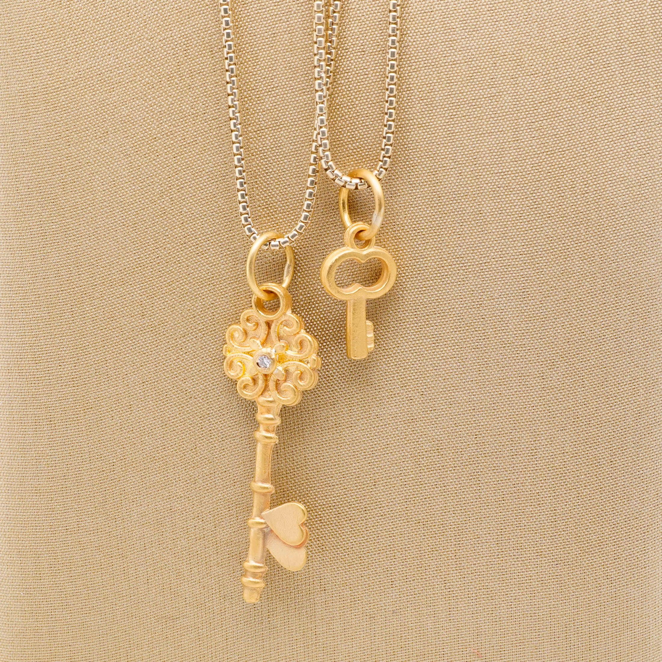 Miniature Key Charm Anhänger Halskette, 24kt Solid Gold (Edwardian) im Angebot