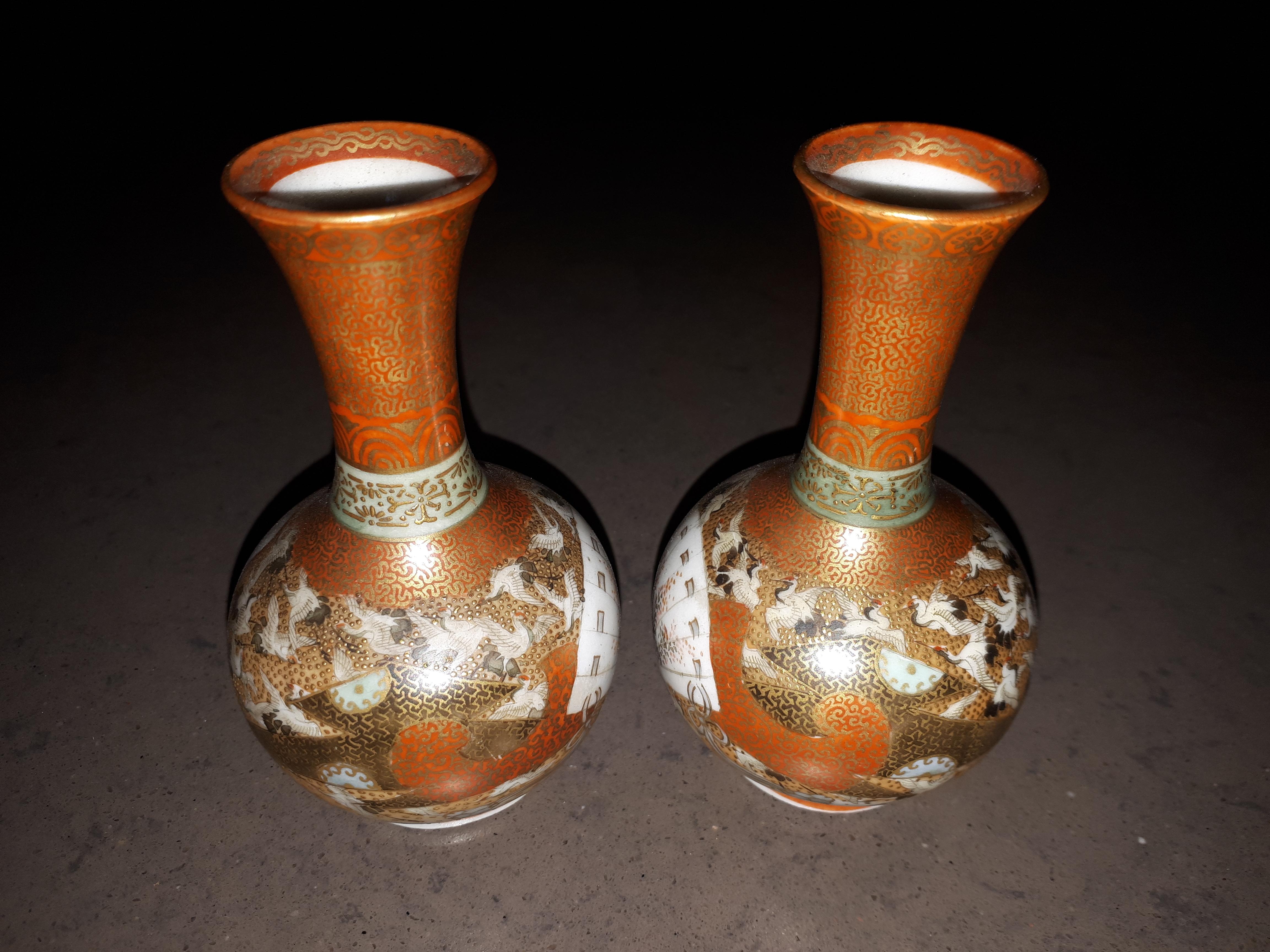 A real pair of miniature Kutani porcelain vases decorated with cranes, fans and figures on a red background with gold foliage.
Both signed on the underside.
Excellent condition and incredibly fine !
Japan, late 19th century