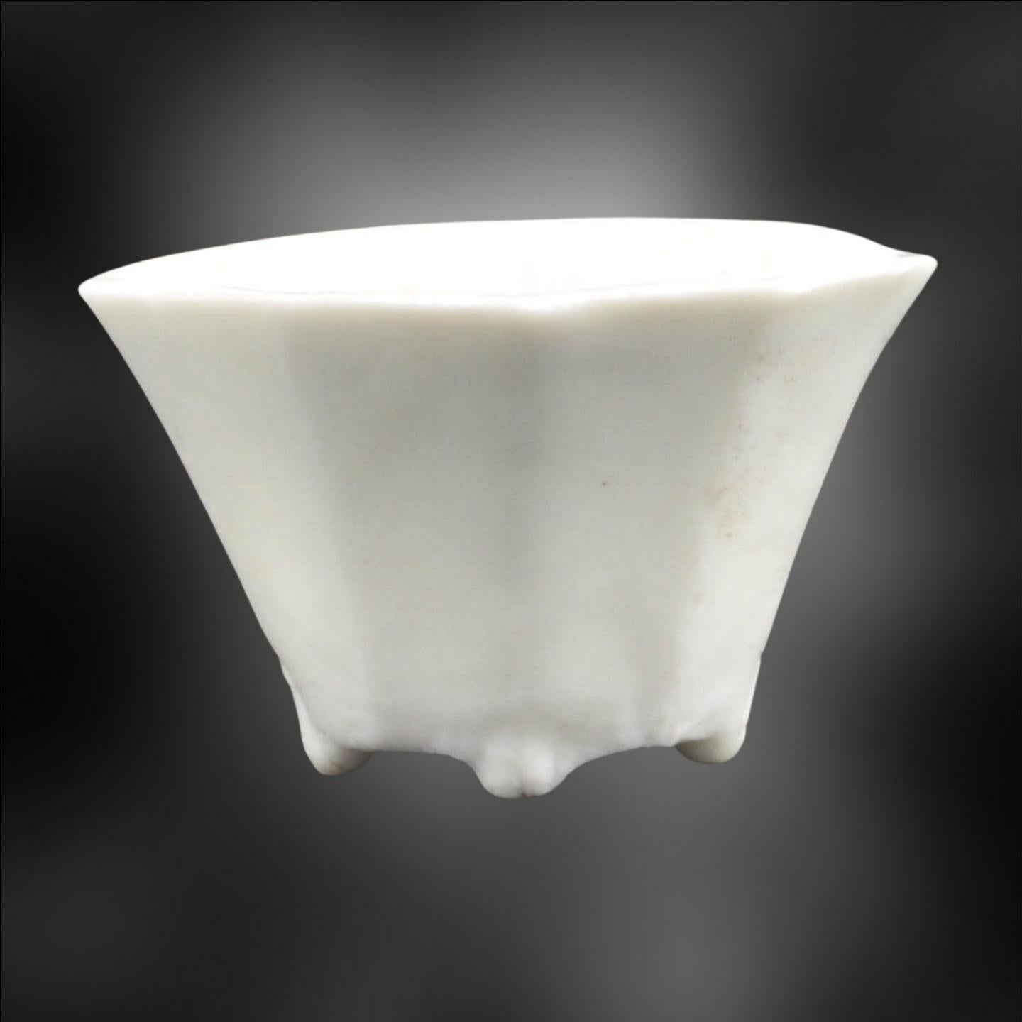 Chinesische Trinkbecher aus Porzellan aus dieser Zeit sind ein faszinierender Aspekt der chinesischen Keramikkunst und Kulturgeschichte. Die Qing-Dynastie (1644-1912) war berühmt für ihre Porzellanproduktion, die während der Herrschaft des