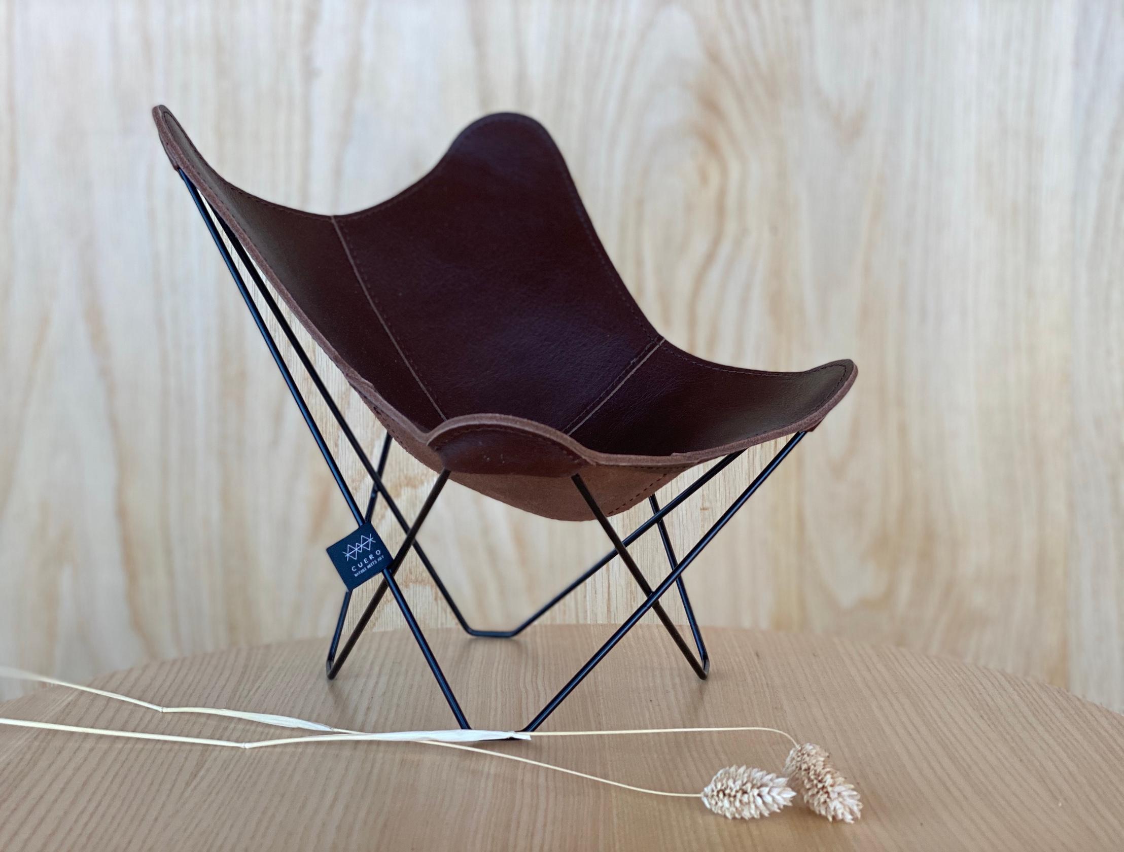 Miniature Mariposa Chair Desk Decoration by Cuero Design
Dimensions: D 23 x W 23 x H 23 cm.
Materials: Black leather and metal.
Finish: Grass Green leather and black frame.
Weight: 0,2 kg.

The pen is not included.  Please contact us.

Available in