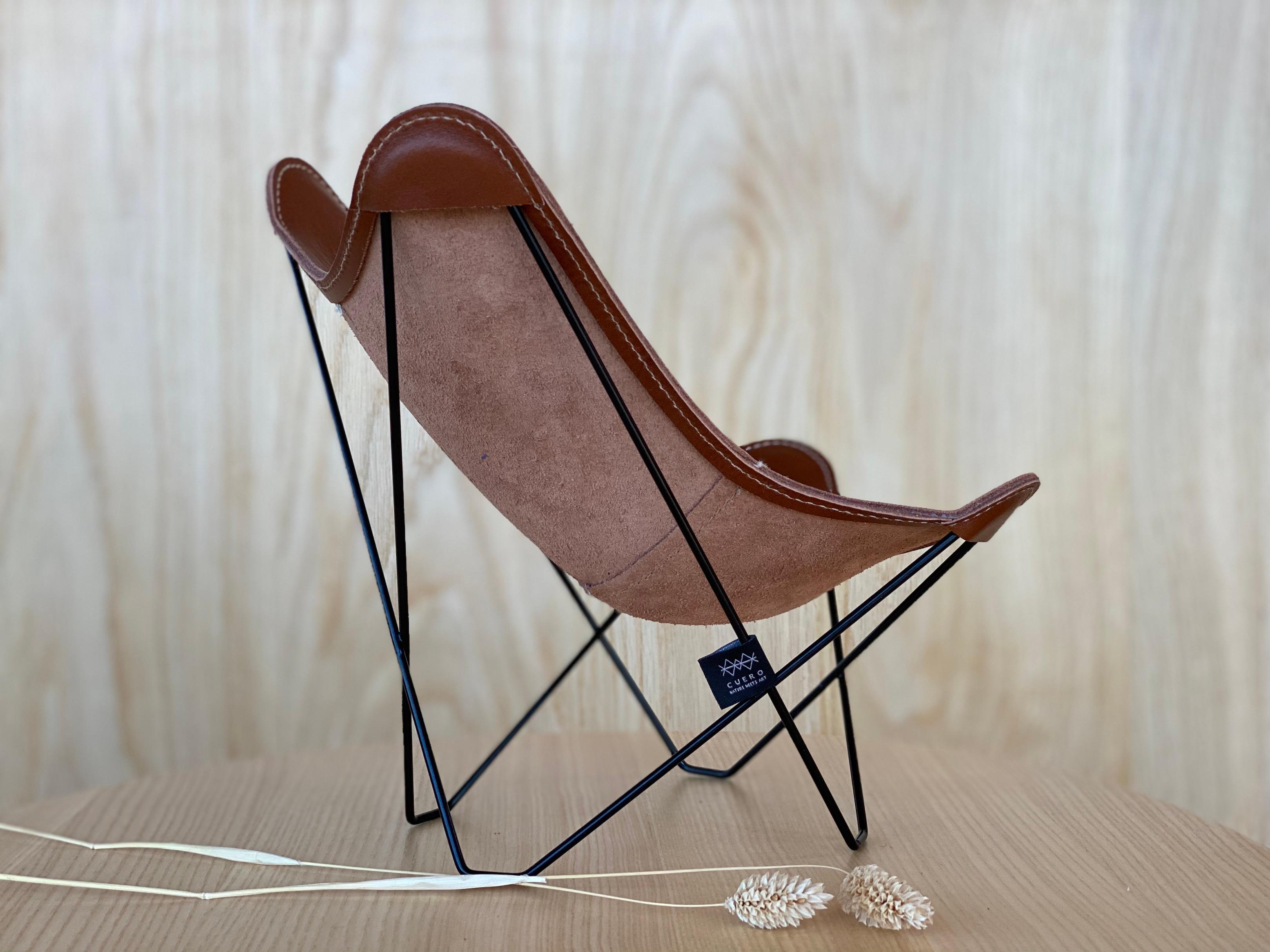 Miniatur Mariposa Stuhl Schreibtisch Dekoration von Cuero Design (Geschwärzt) im Angebot