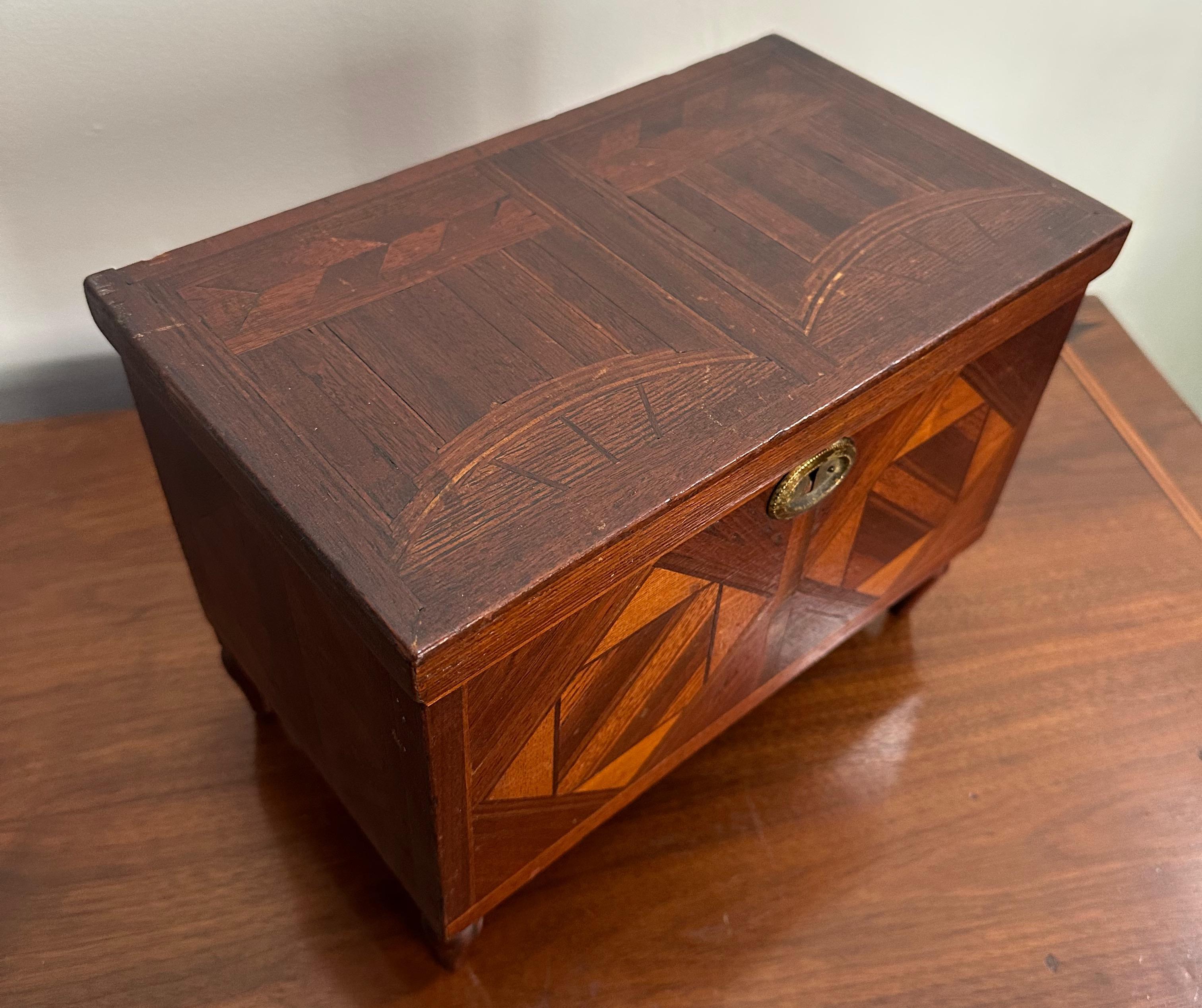 American Craftsman Cassapanca in miniatura intarsiata datata 1910 da Flora Boyer della Pennsylvania in vendita