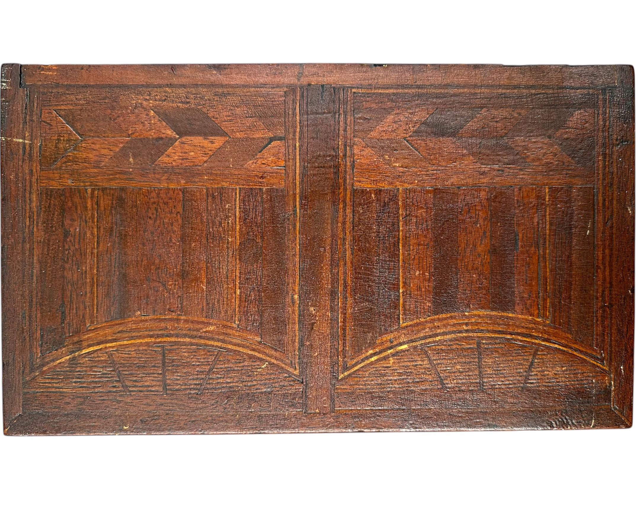 Legno Cassapanca in miniatura intarsiata datata 1910 da Flora Boyer della Pennsylvania in vendita
