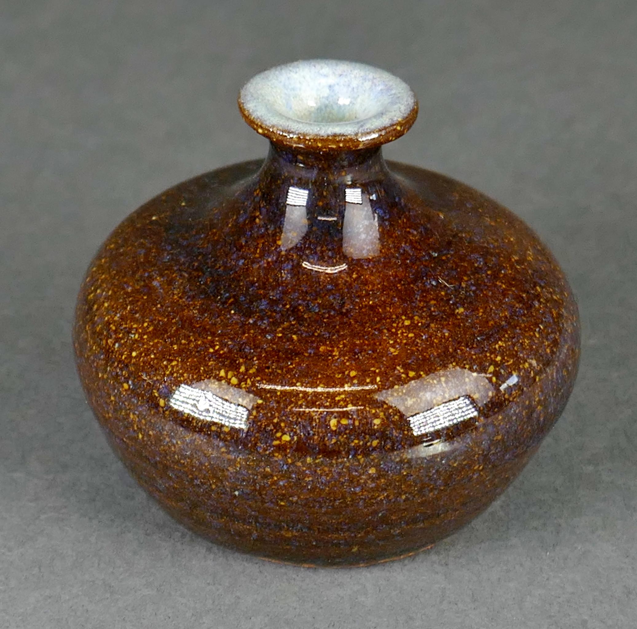 Postmoderno Miniatura di metà secolo in ceramica a smalto alto a collo di bottiglia Vaso Studio A di Sari in vendita