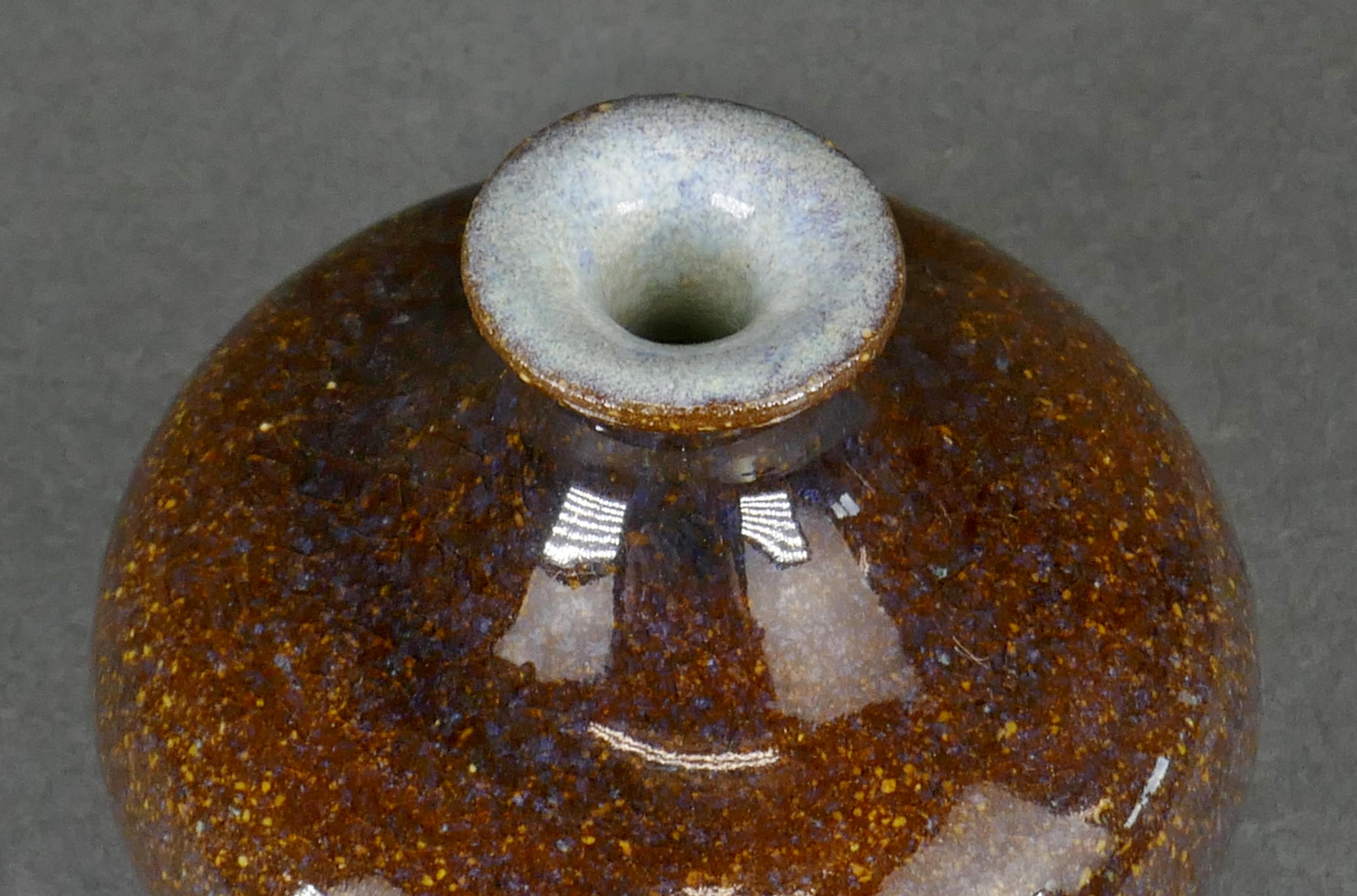 Americano Miniatura di metà secolo in ceramica a smalto alto a collo di bottiglia Vaso Studio A di Sari in vendita