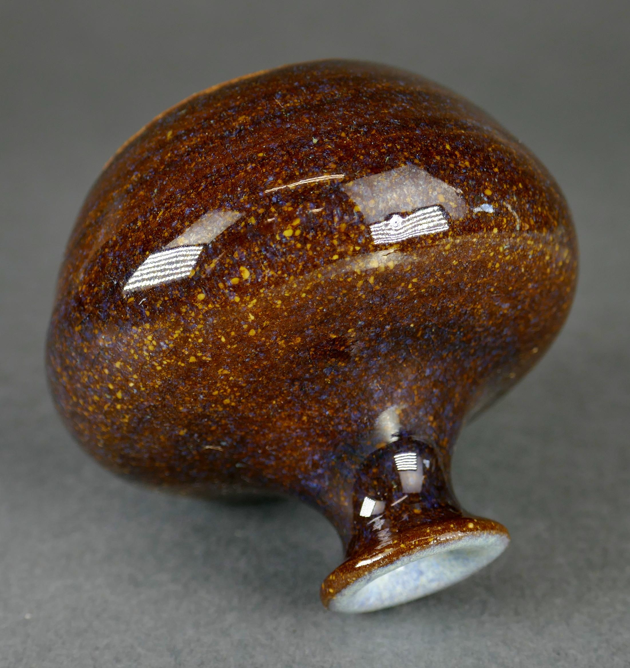 Fatto a mano Miniatura di metà secolo in ceramica a smalto alto a collo di bottiglia Vaso Studio A di Sari in vendita