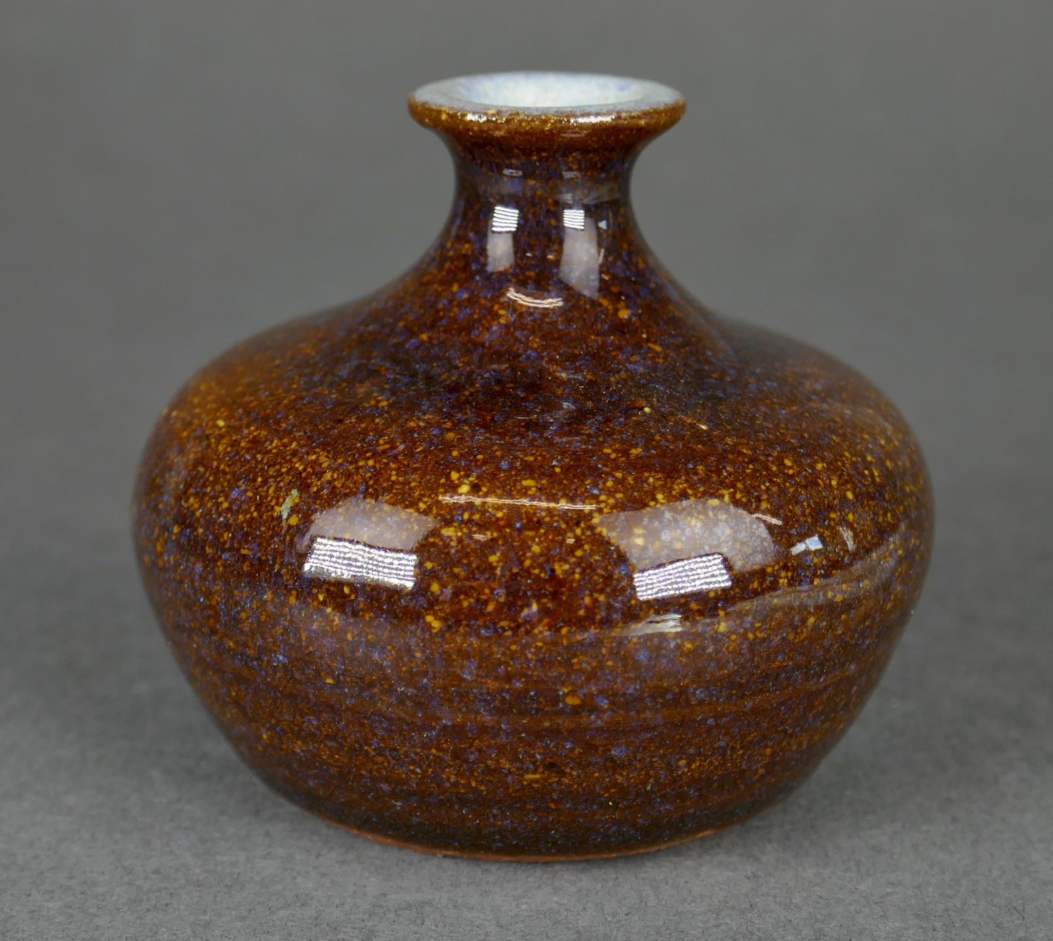 Miniatura di metà secolo in ceramica a smalto alto a collo di bottiglia Vaso Studio A di Sari In condizioni buone in vendita a San Juan Capistrano, CA