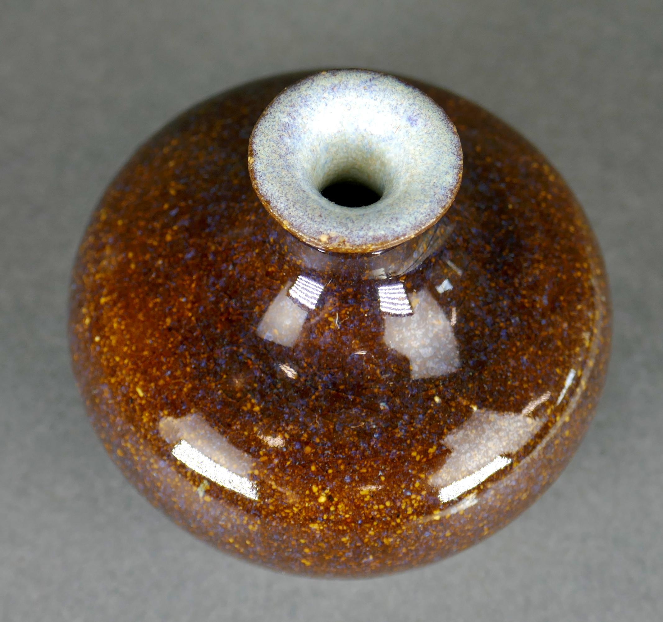 Fine XX secolo Miniatura di metà secolo in ceramica a smalto alto a collo di bottiglia Vaso Studio A di Sari in vendita