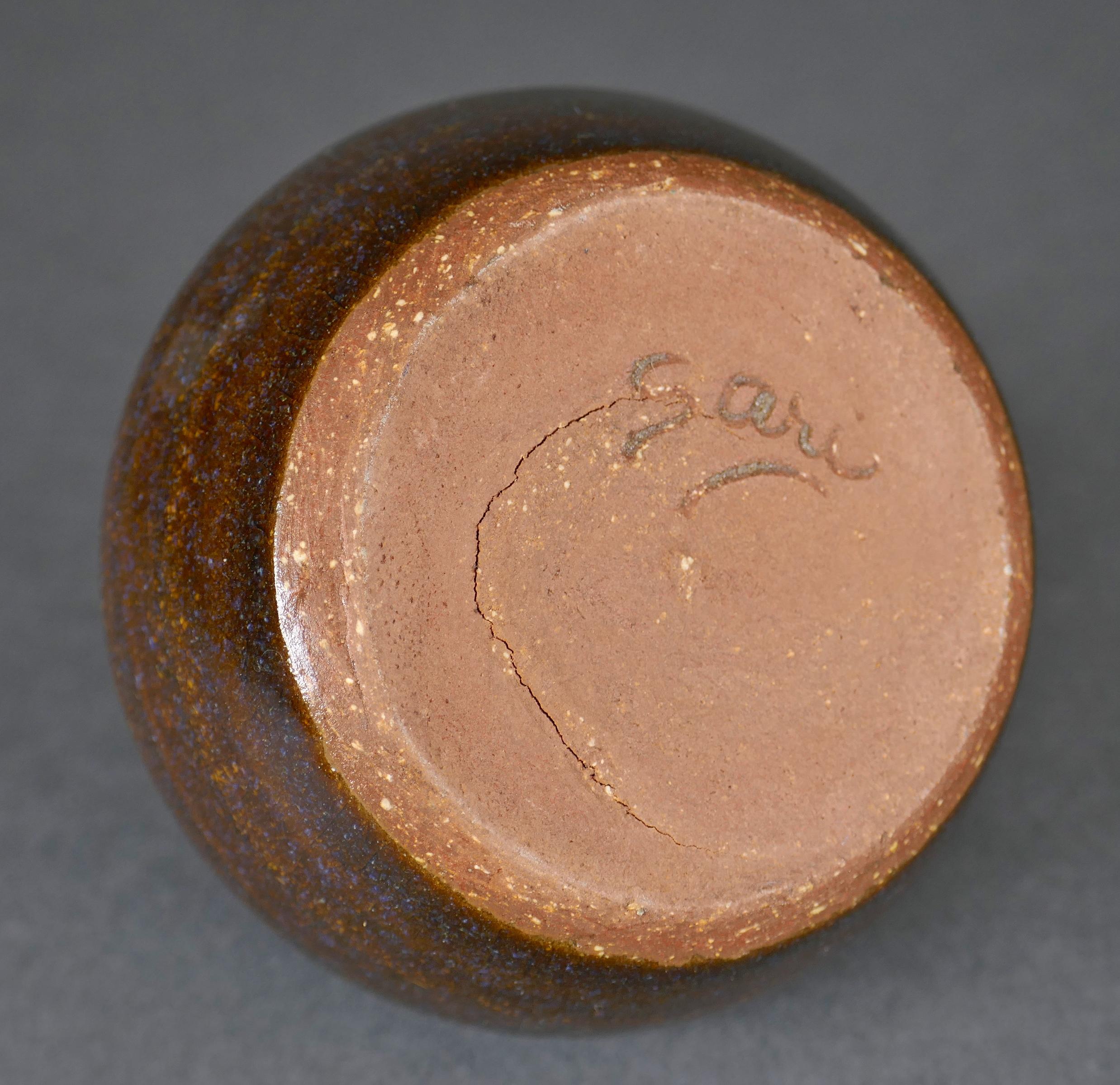 Ceramica Miniatura di metà secolo in ceramica a smalto alto a collo di bottiglia Vaso Studio A di Sari in vendita