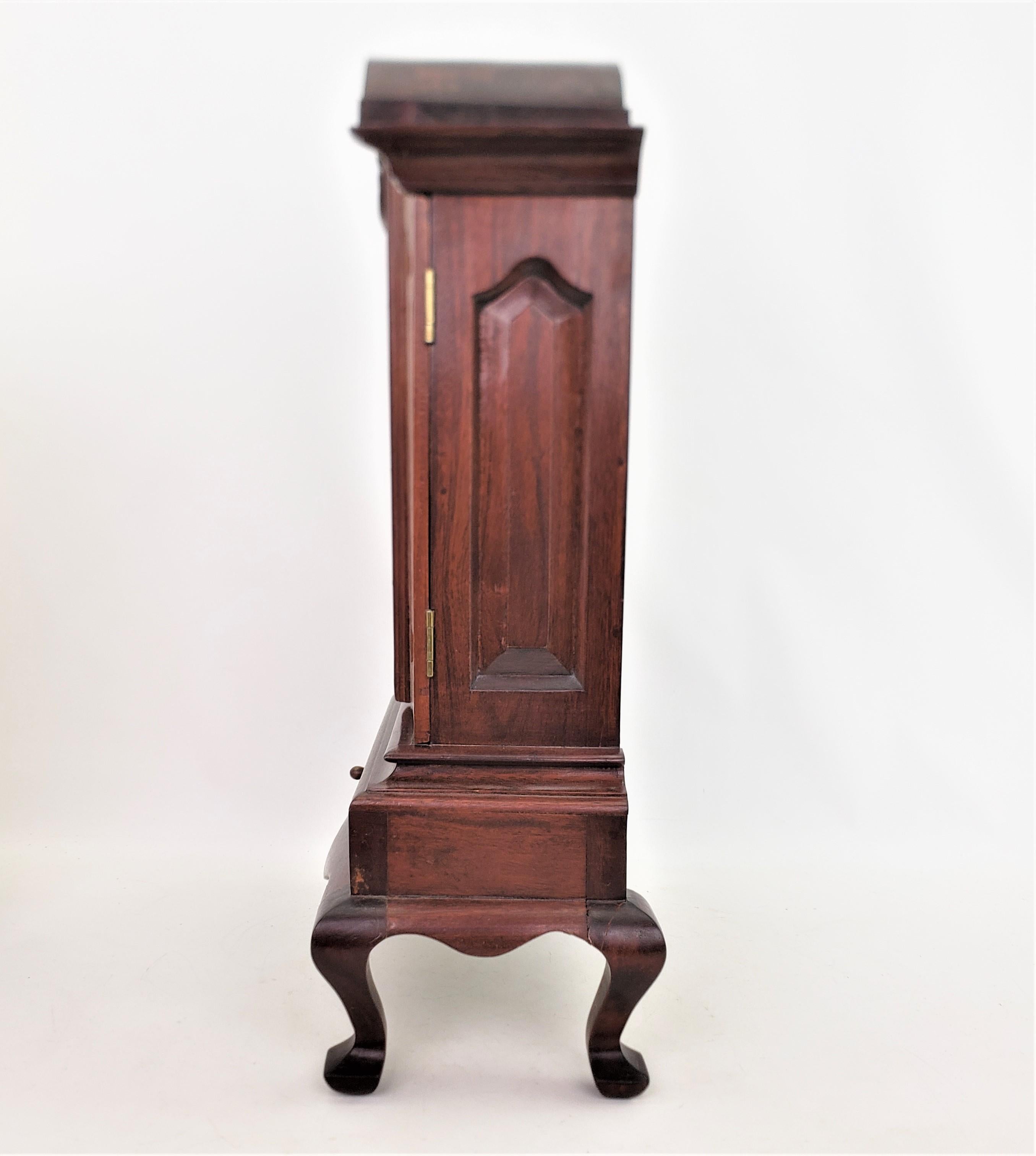 Noyer Miniature cabinet de toilette en bois de style Queen Anne de l'époque du milieu du siècle ou tableau de cuisson  en vente