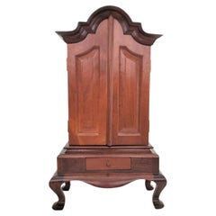 Miniature cabinet de toilette en bois de style Queen Anne de l'époque du milieu du siècle ou tableau de cuisson