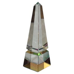Obelisco de cristal modernista en miniatura