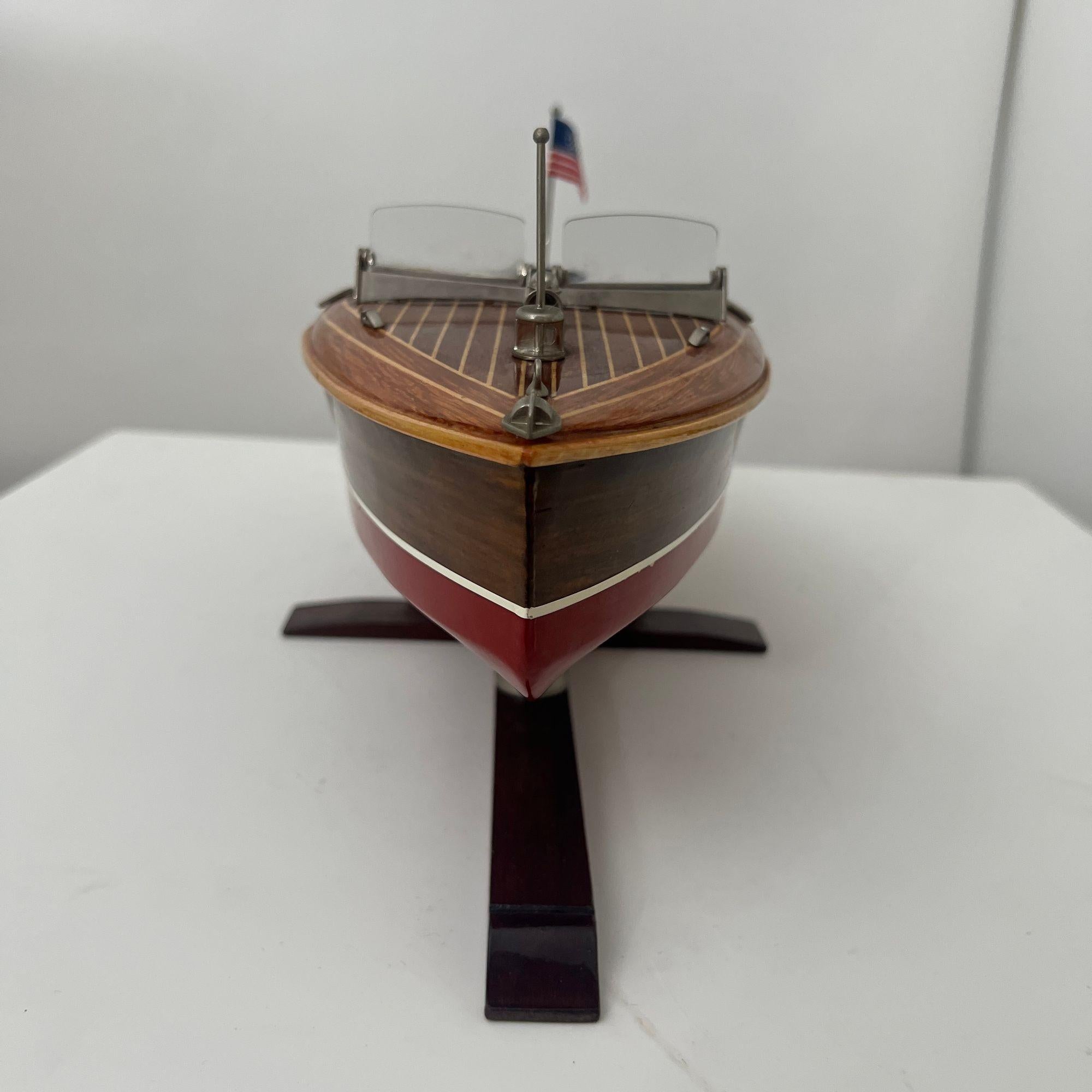 Miniature Motorboat, Chris Craft, Various Woods, Metal, Lacquer, USA circa 1950 Bon état - En vente à Regensburg, DE