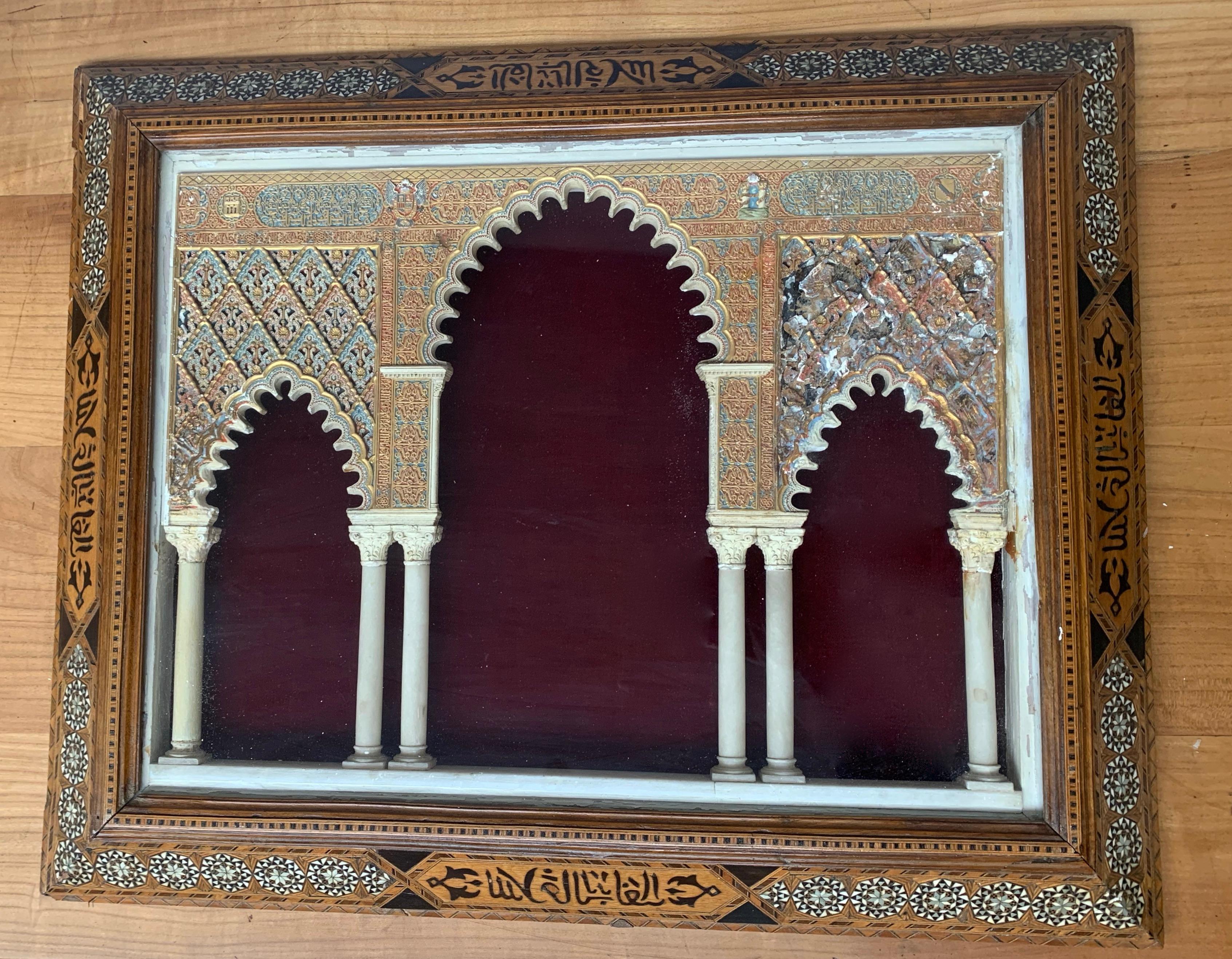 Dieses wunderschön handgefertigte Wandstück ist eine Hommage an die Pracht der andalusischen Architektur und erinnert an die komplizierten Bögen und dekorativen Verzierungen der Alhambra in Granada. Sie wurde im Spanien des frühen 20. Jahrhunderts