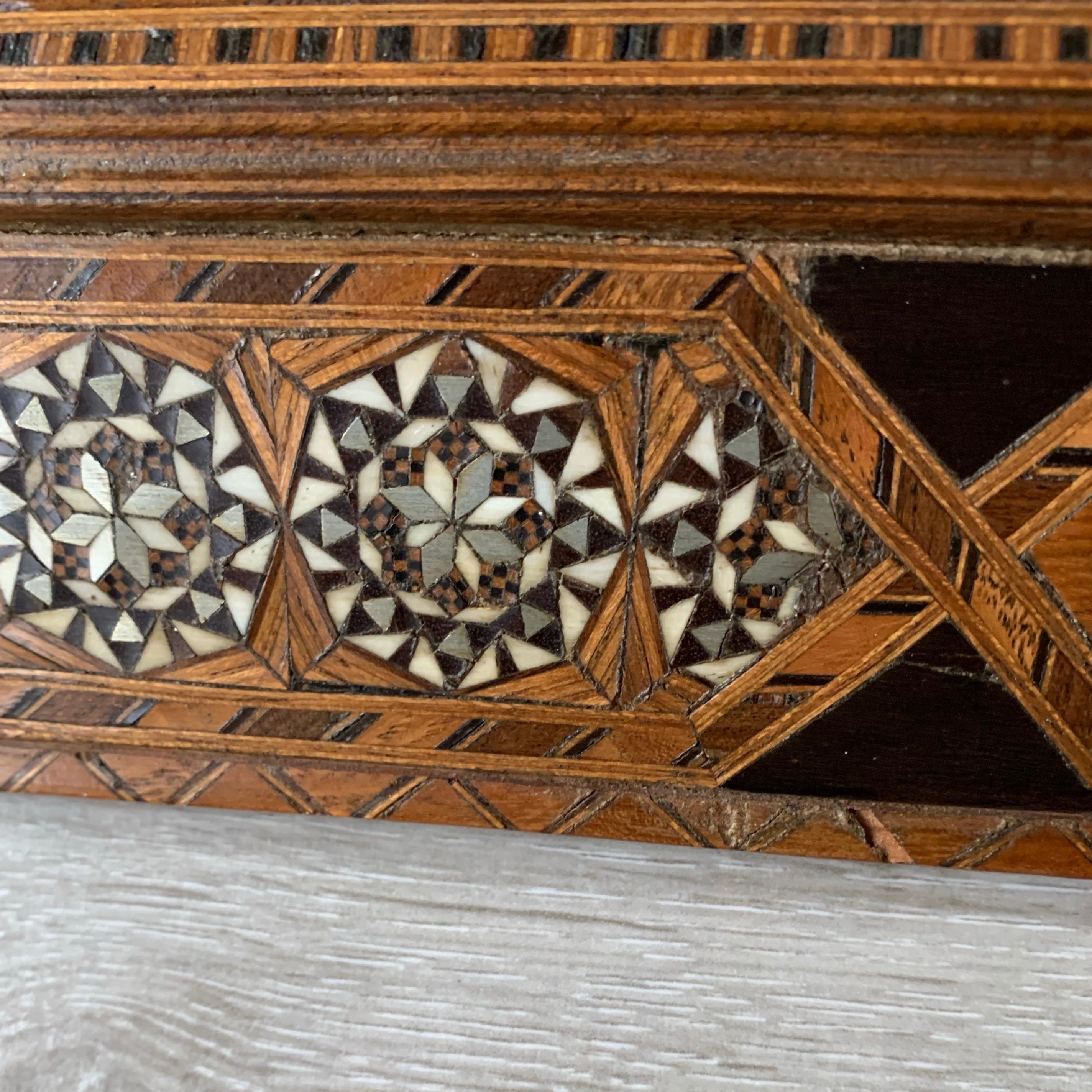 Miniatur Mudéjar-Bogen mit eingelegtem Rahmen, inspiriert von der Alhambra, Spanien um 1900 im Angebot 12