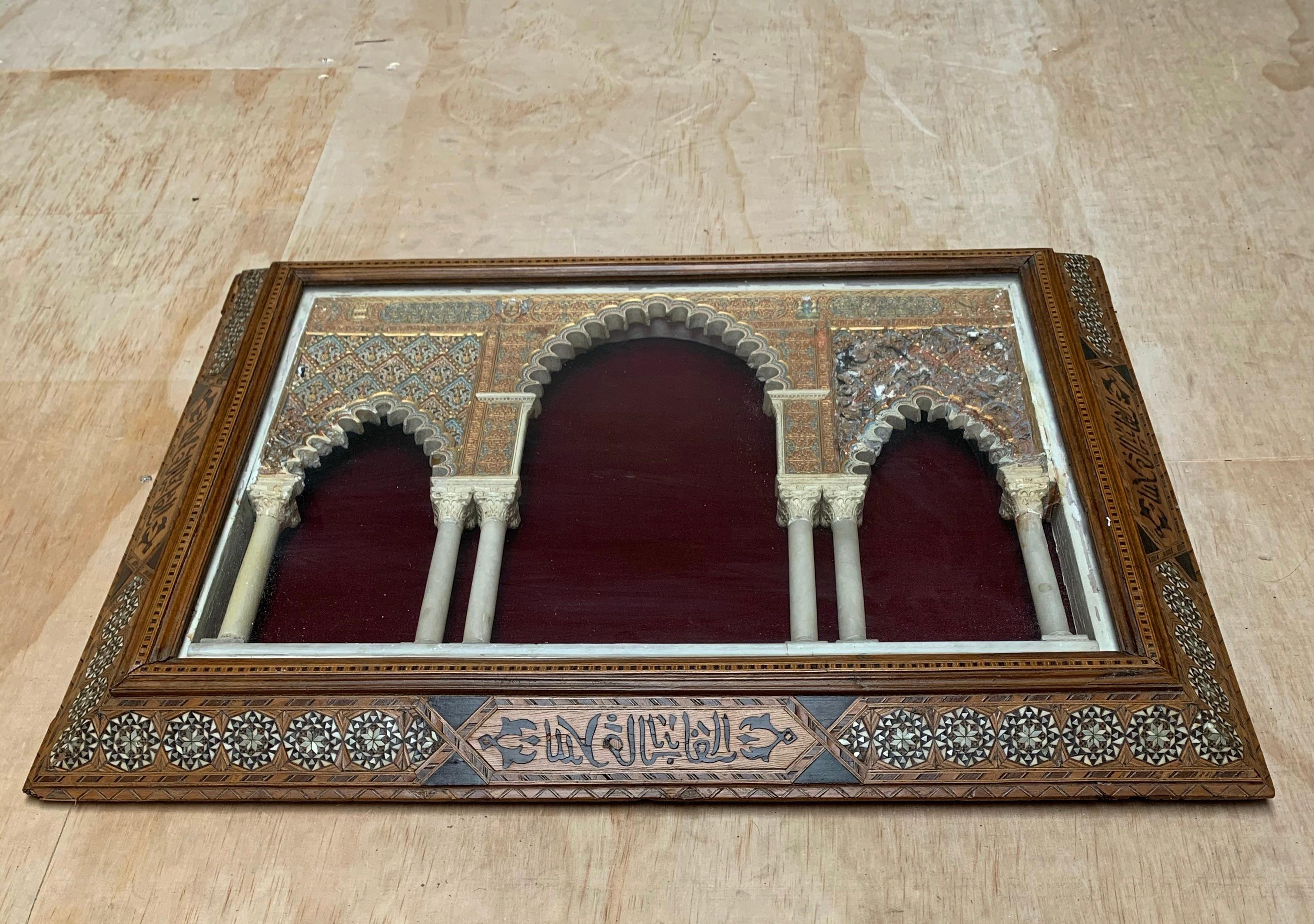 Miniatur Mudéjar-Bogen mit eingelegtem Rahmen, inspiriert von der Alhambra, Spanien um 1900 (Maurisch) im Angebot