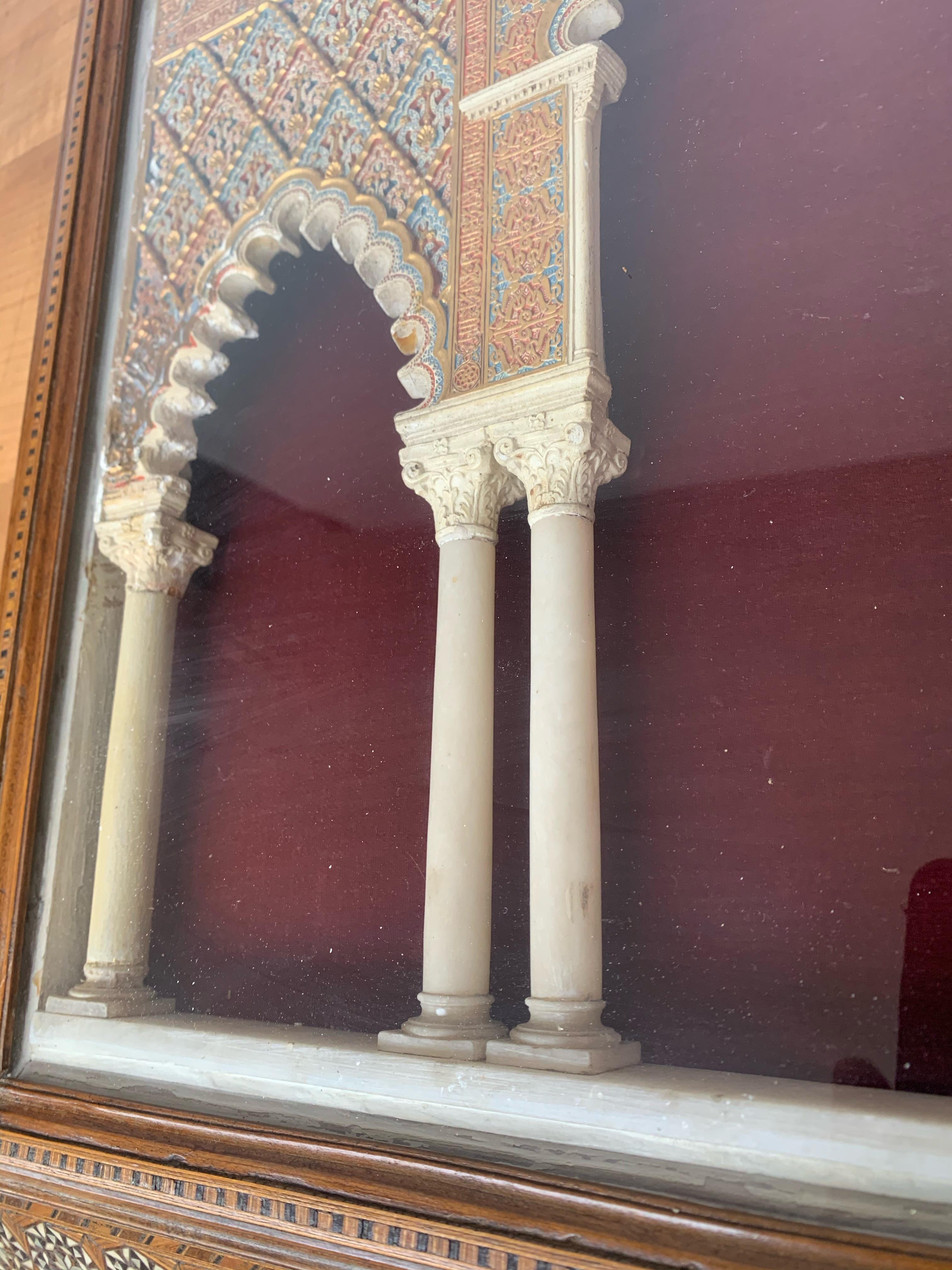 Miniatur Mudéjar-Bogen mit eingelegtem Rahmen, inspiriert von der Alhambra, Spanien um 1900 (Vergoldet) im Angebot