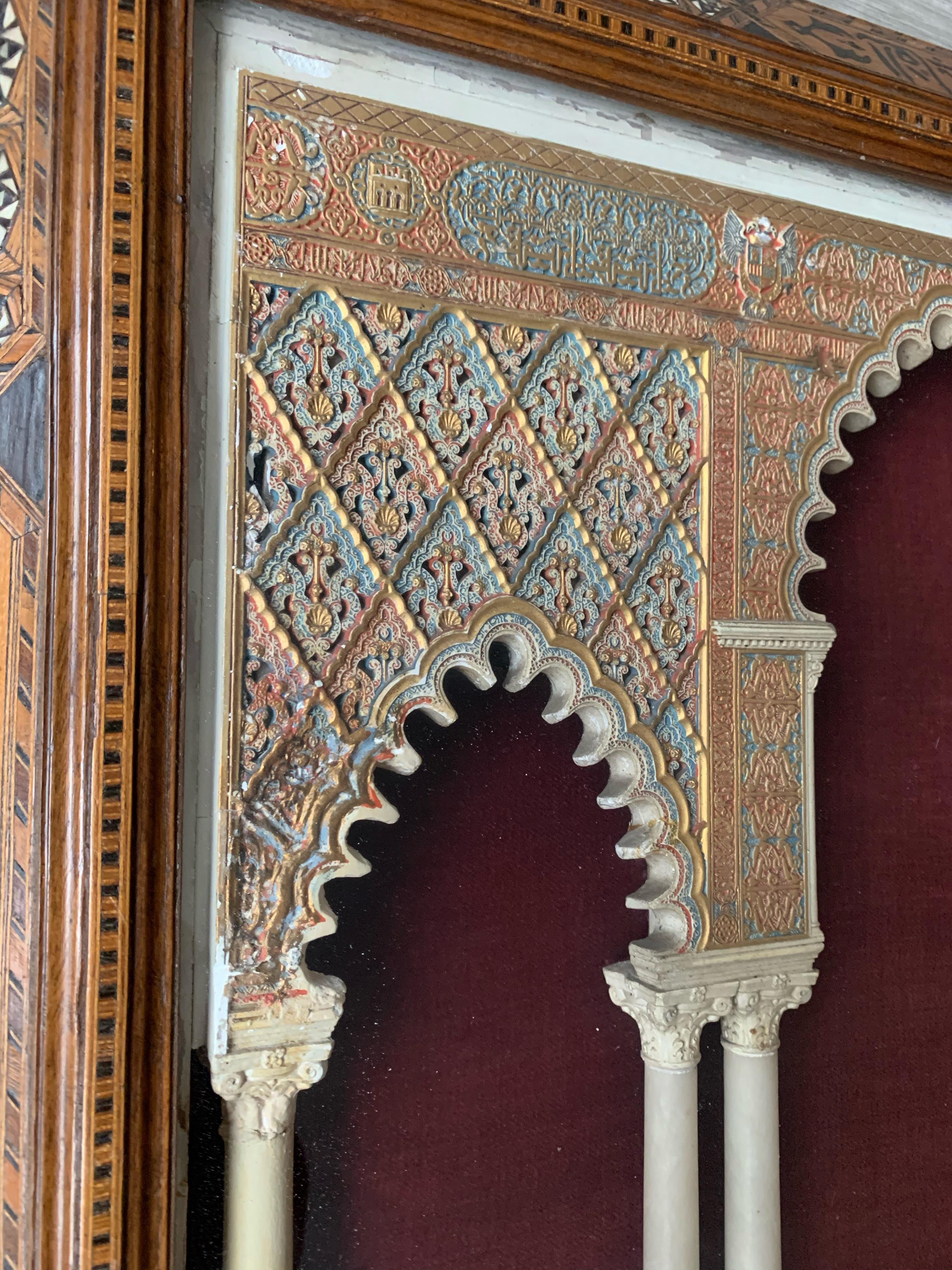 Miniatur Mudéjar-Bogen mit eingelegtem Rahmen, inspiriert von der Alhambra, Spanien um 1900 im Zustand „Relativ gut“ im Angebot in Lisse, NL