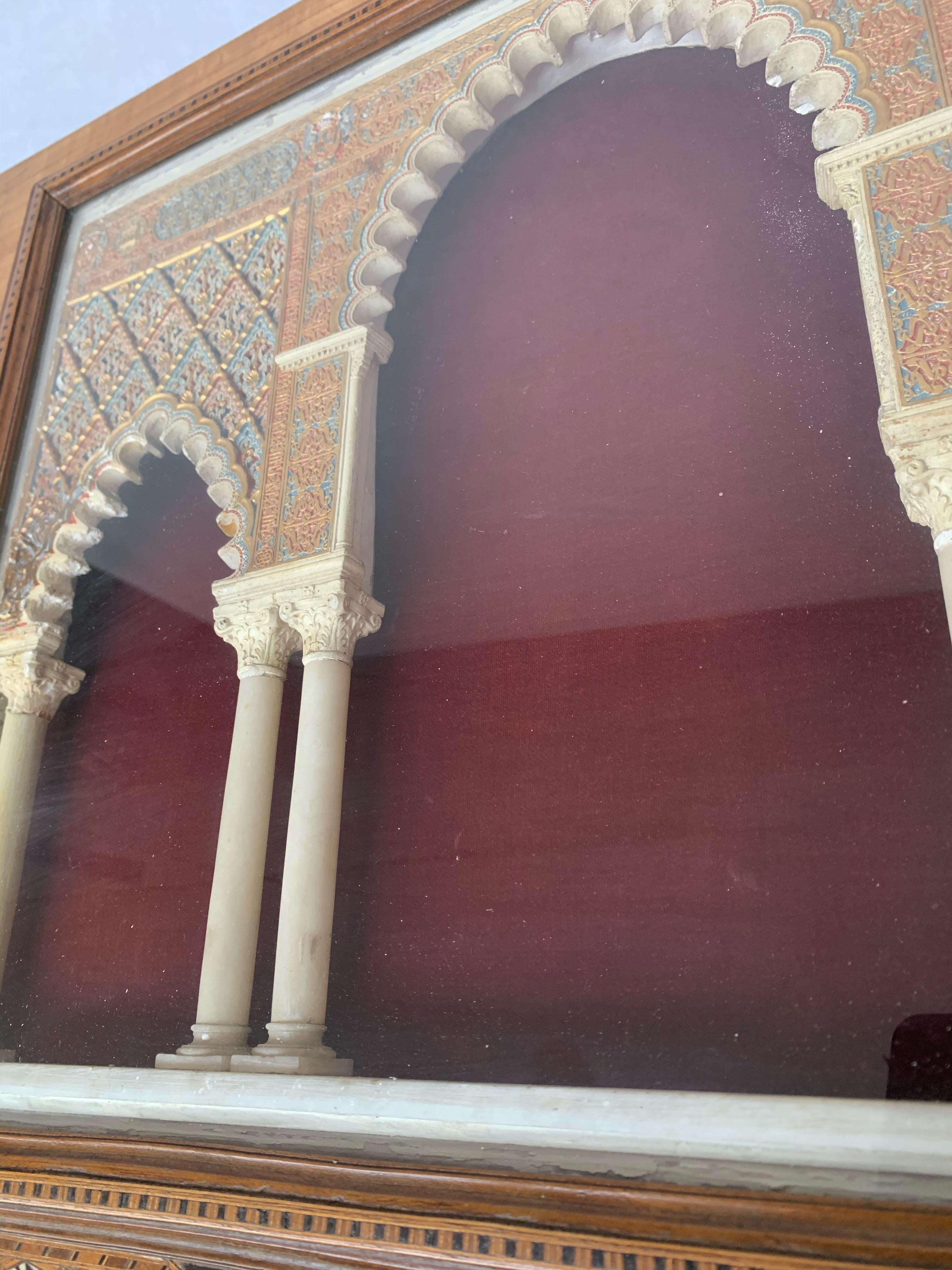 Miniatur Mudéjar-Bogen mit eingelegtem Rahmen, inspiriert von der Alhambra, Spanien um 1900 (20. Jahrhundert) im Angebot