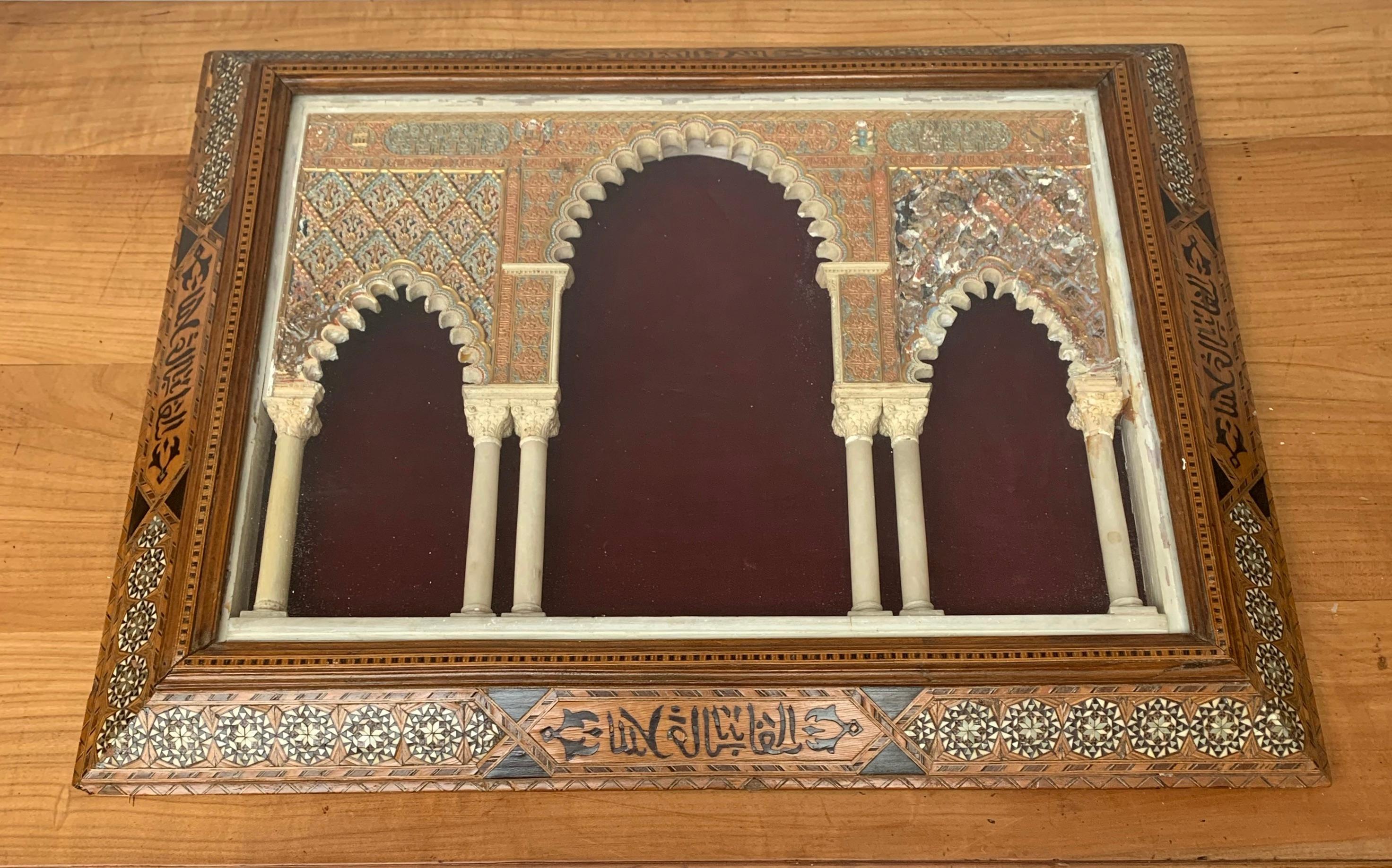 Miniatur Mudéjar-Bogen mit eingelegtem Rahmen, inspiriert von der Alhambra, Spanien um 1900 (Glas) im Angebot