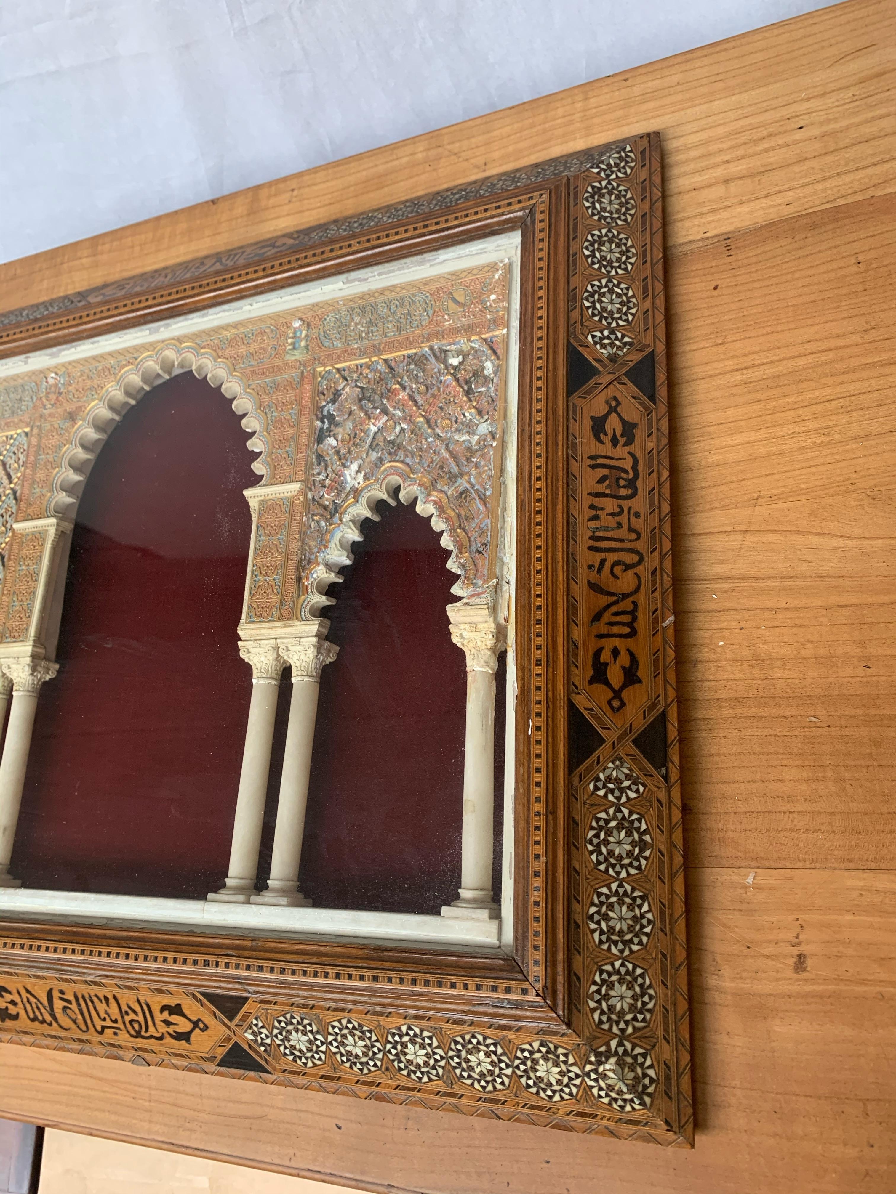 Miniatur Mudéjar-Bogen mit eingelegtem Rahmen, inspiriert von der Alhambra, Spanien um 1900 im Angebot 1