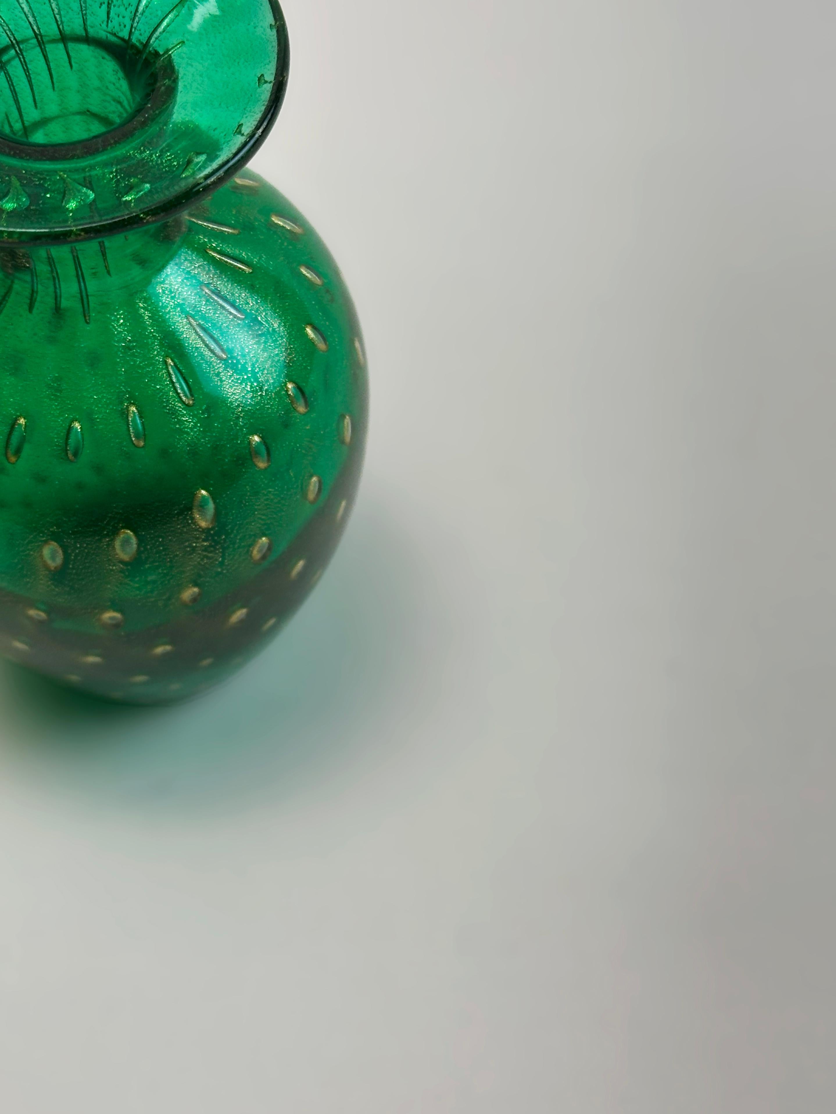 Un vase miniature en verre de Murano d'un vert émeraude éclatant, attribué à Archimede Seguso et fabriqué en Italie vers les années 1980. Ce petit vase en verre d'art italien illustre la finesse technique de l'artisanat de Murano, avec des