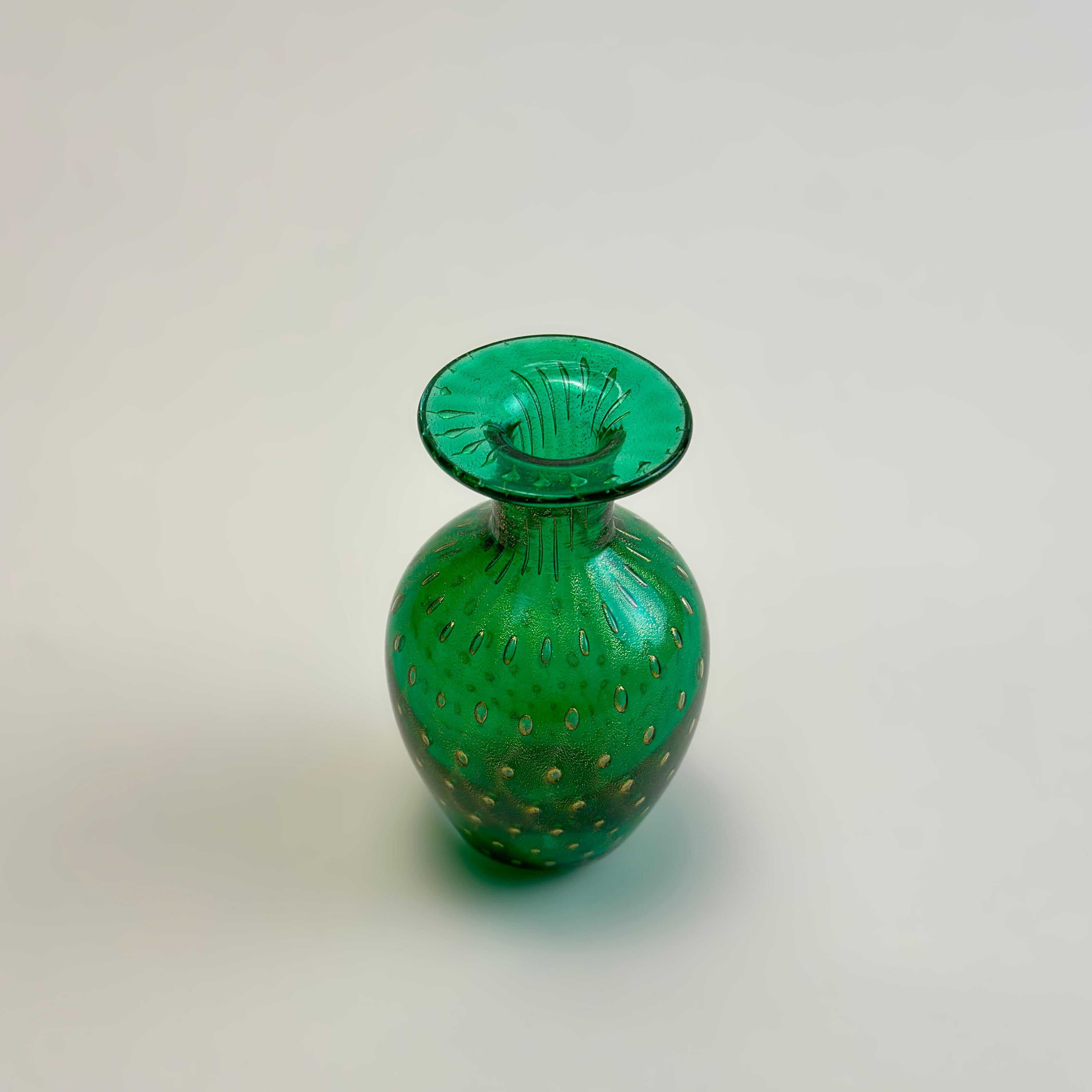 Postmoderne Vase miniature en verre de Murano avec bullicante, feuille d'or, années 1980, Italie en vente