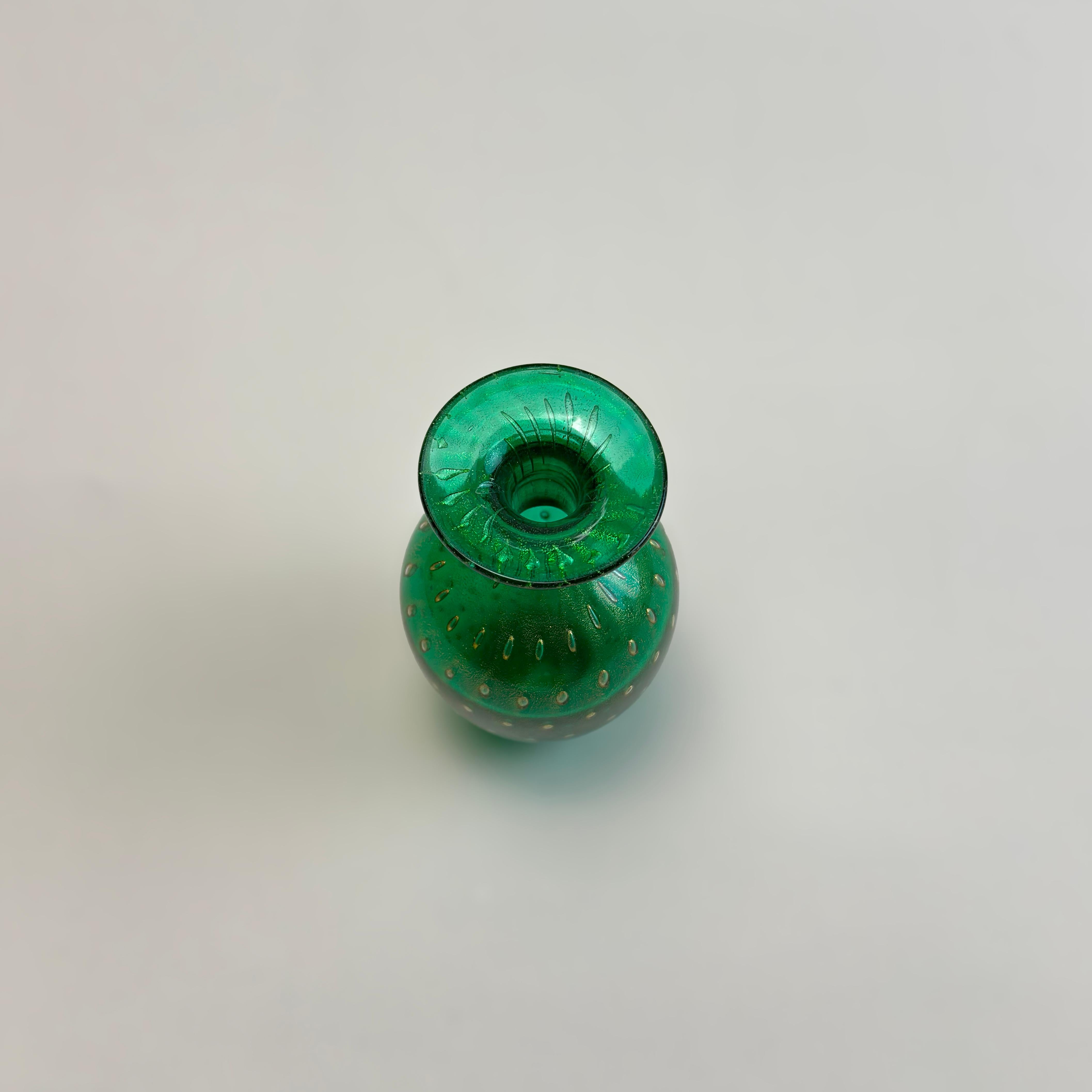Verre de Murano Vase miniature en verre de Murano avec bullicante, feuille d'or, années 1980, Italie en vente
