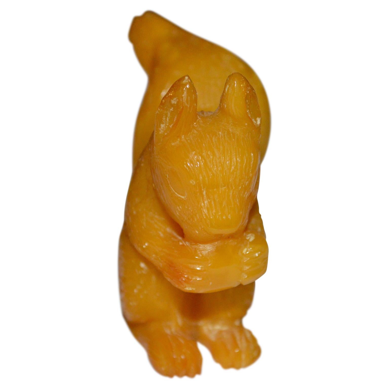 Écureuil miniature sculpté dans de l'ambre naturel de couleur claire (pas de résine comme indiqué dans la liste des matériaux).